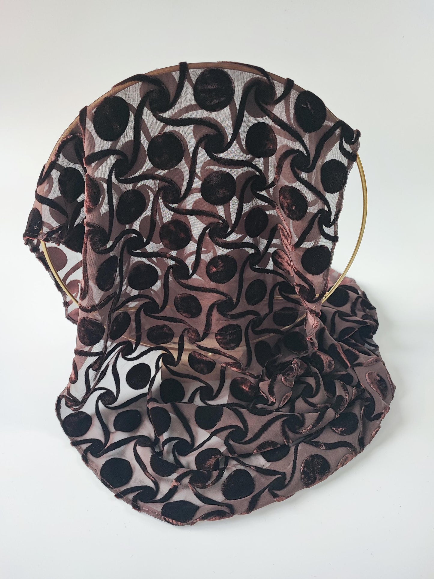 Geschmeidiger Schal mit kunstvolle Wellen und samtige Kreise, 144cm x 36cm