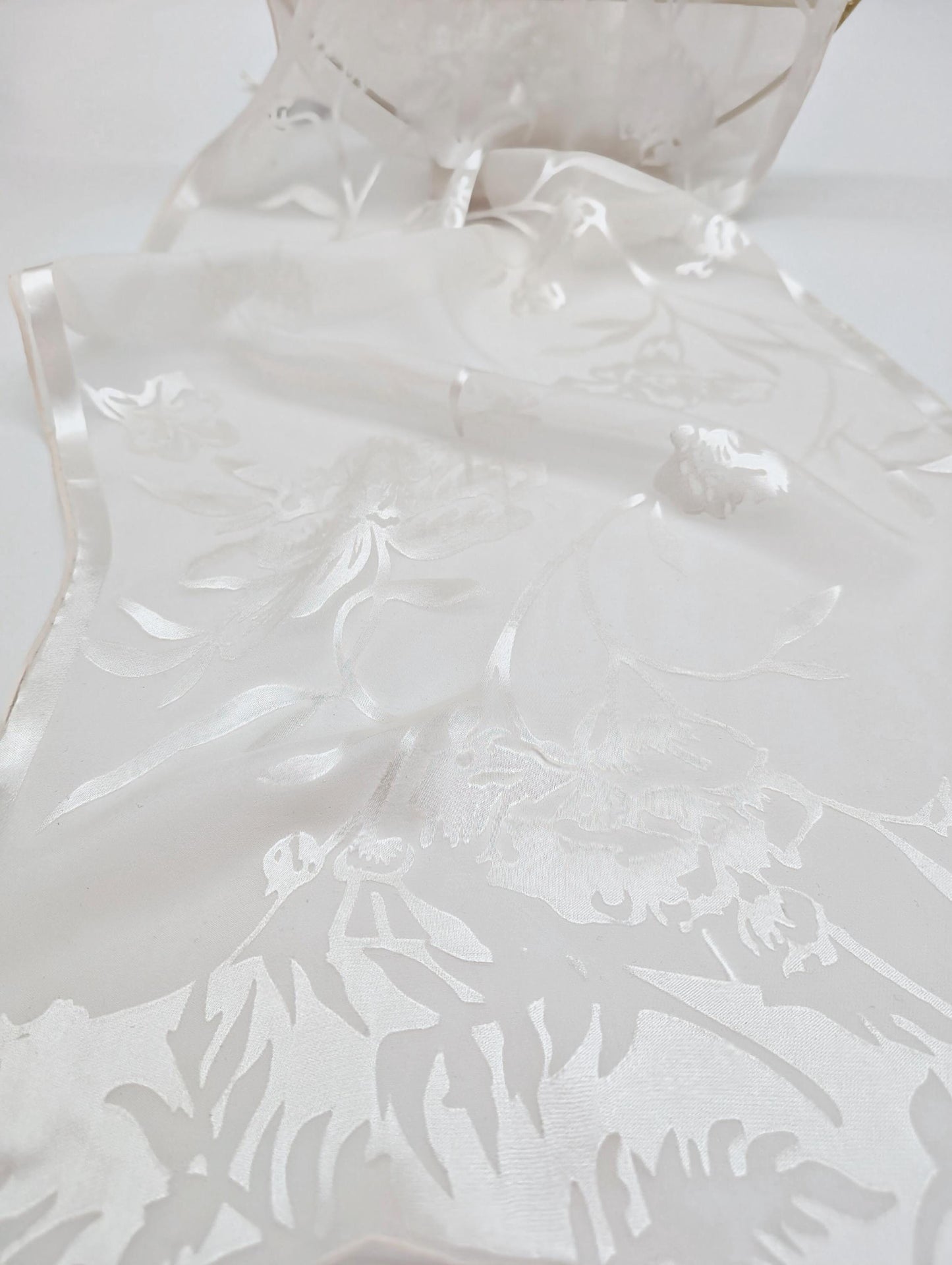 Damen Seidenschal mit eleganten Blumenmuster aus Satin - 155cm x 34cm