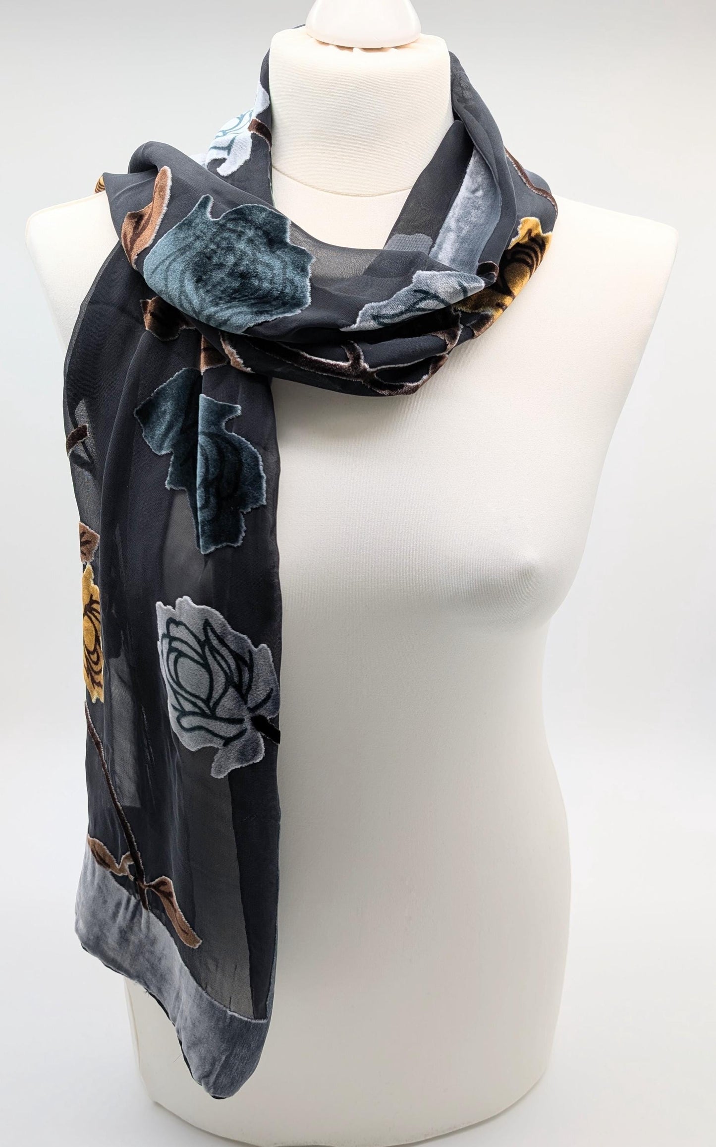 Schal aus 55Viskose 45Seide mit samtigem Rosenmotiv – Schwarz & Gold, 145x34cm