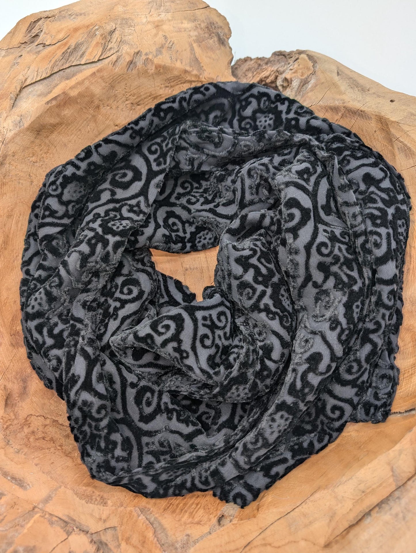 Stilvoller Samtschal aus Seiden-Viskose mit Barockornament Muster| Doppelschichtig (156x18 cm)