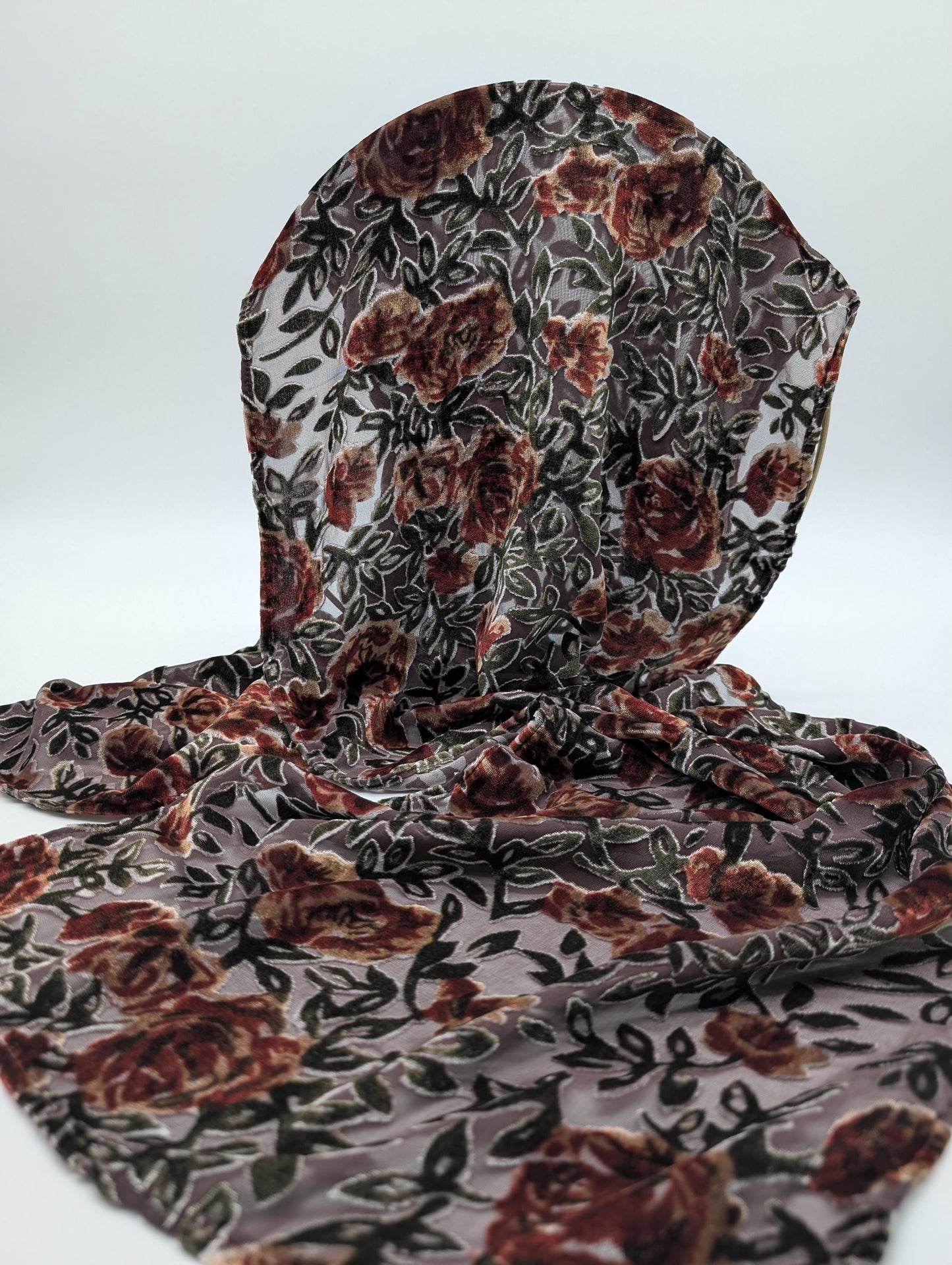 Schal aus Samt mit Rosenmuster als Ausbrenner, 60 Viskose 40 Seide , 147cm x 35cm