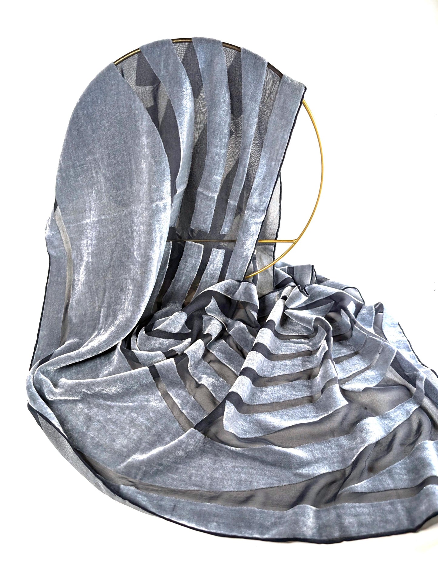 Eleganter Samtschal in Grau/Silber mit Wellenmuster-Ausbrenner, 153x34cm