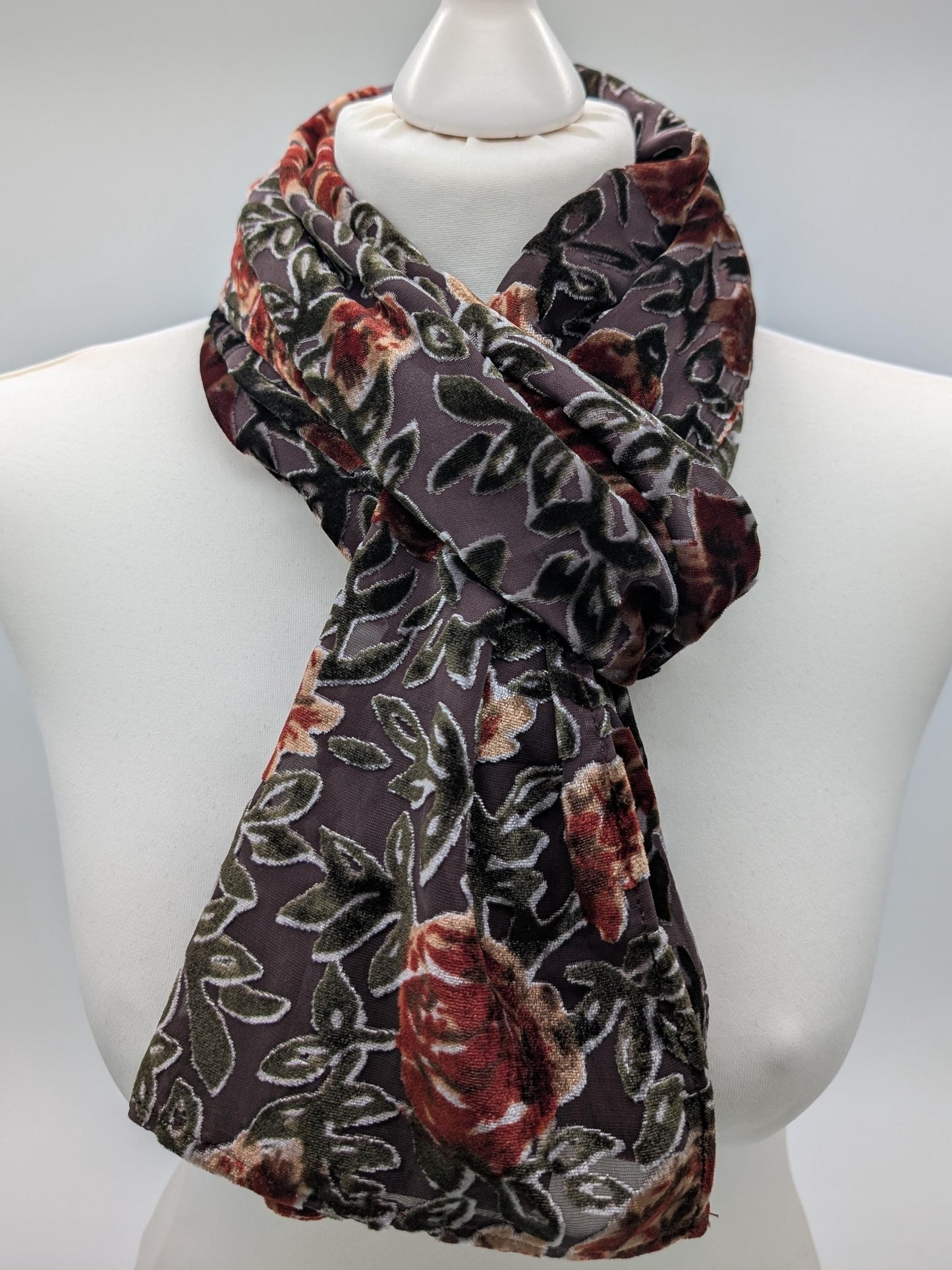 Schal aus Samt mit Rosenmuster als Ausbrenner, 60 Viskose 40 Seide , 147cm x 35cm