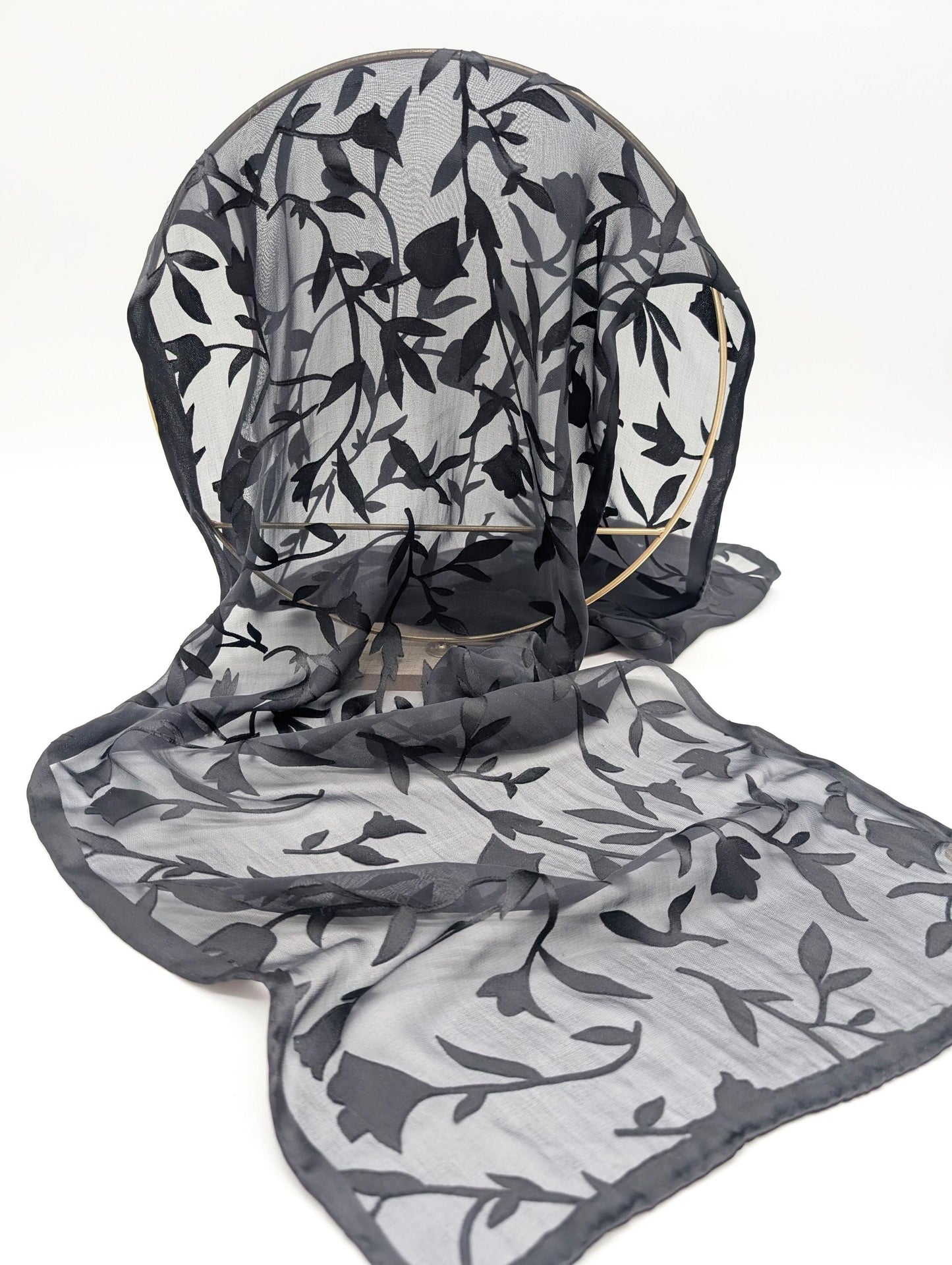 Geschmeidiger Seidenschal mit eleganten floralem Ausbrenner-Muster aus Viskose und Seide