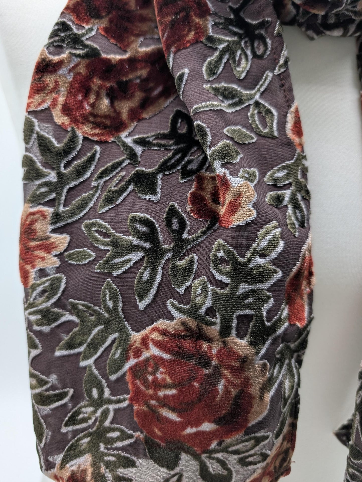 Schal aus Samt mit Rosenmuster als Ausbrenner, 60 Viskose 40 Seide , 147cm x 35cm