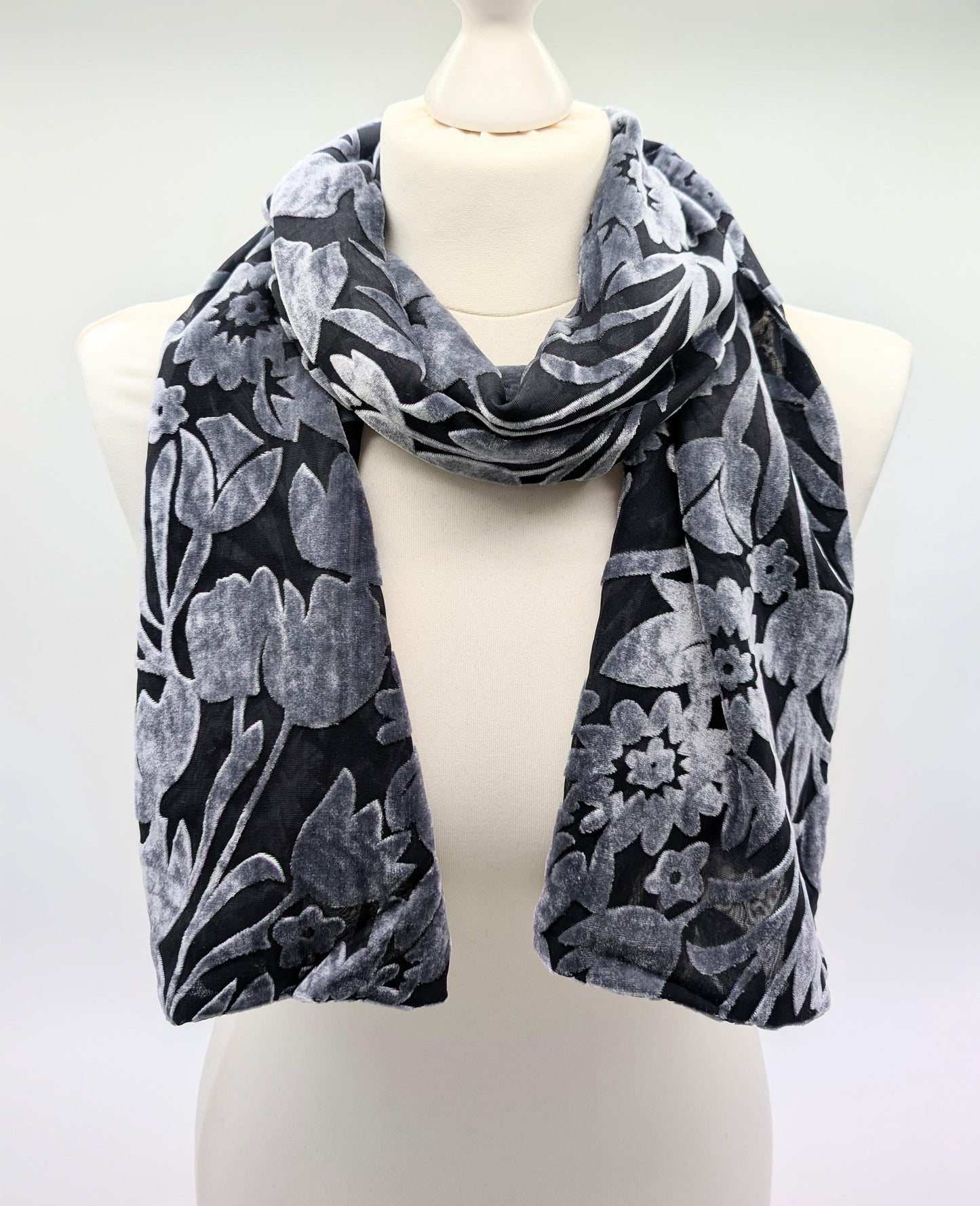 Schal aus Samt mit Blumenmuster als Ausbrenner, Doppelseitig aus 55Vis 45Seide, 150cm x 21cm