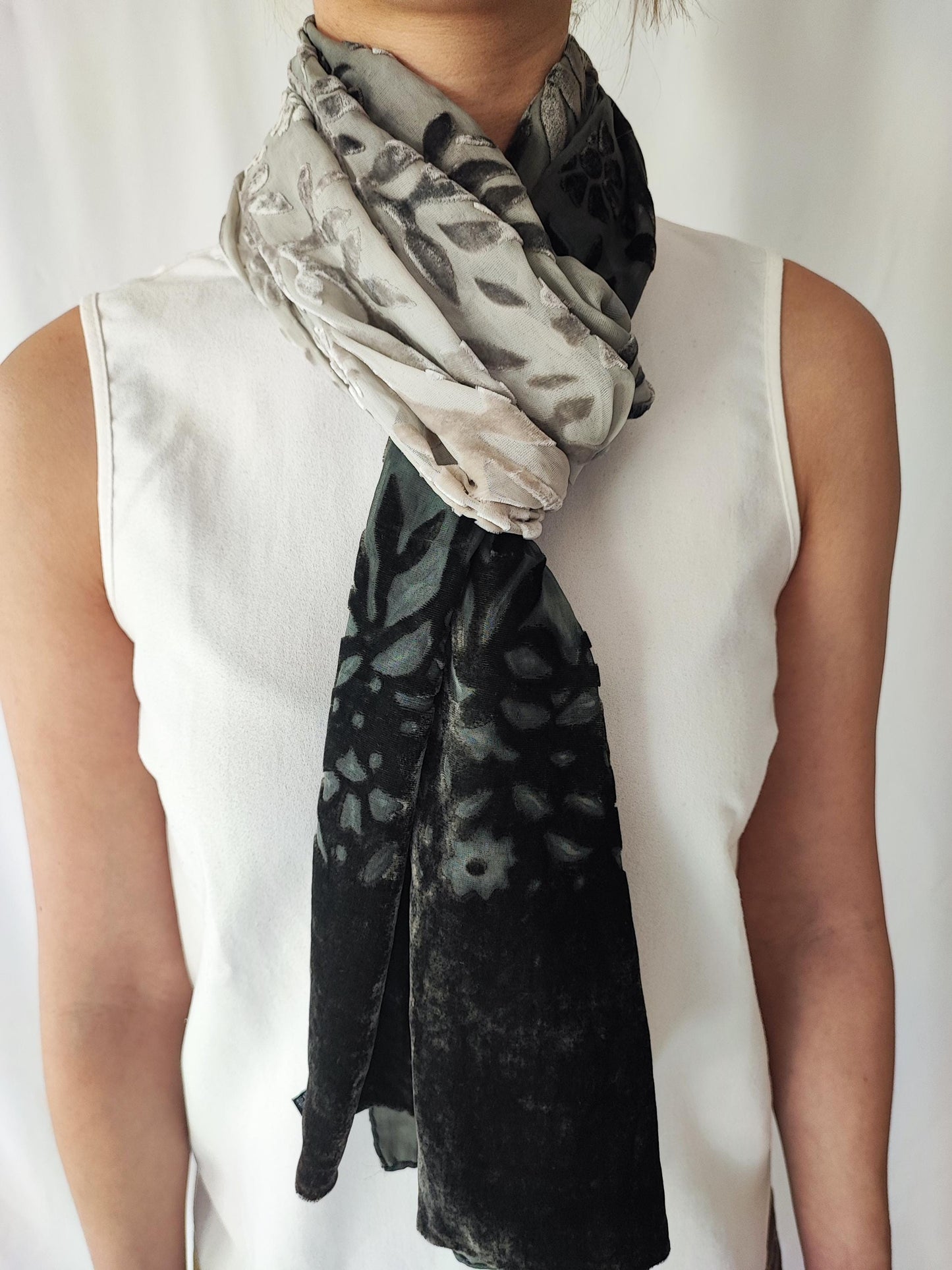 Schal aus Samt mit Rankenmuster mit geschmeidigen Farbverlauf in Schwarz/Beige, Seide/Viskose Ausbrenner, 177cm x 52cm