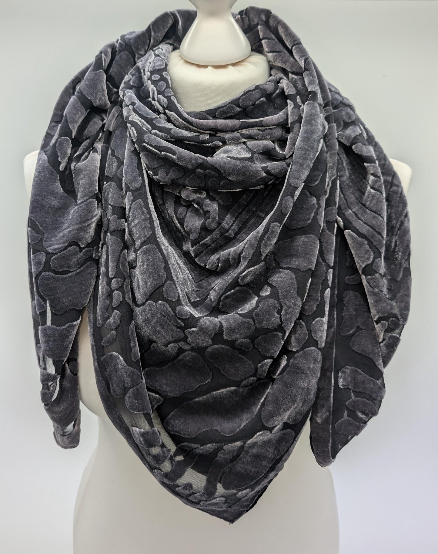 Tuch aus Samt und Seide mit zeitlosen Leoparden-Muster – 102x102cm, Luxus-Mix aus Viskose und Seide