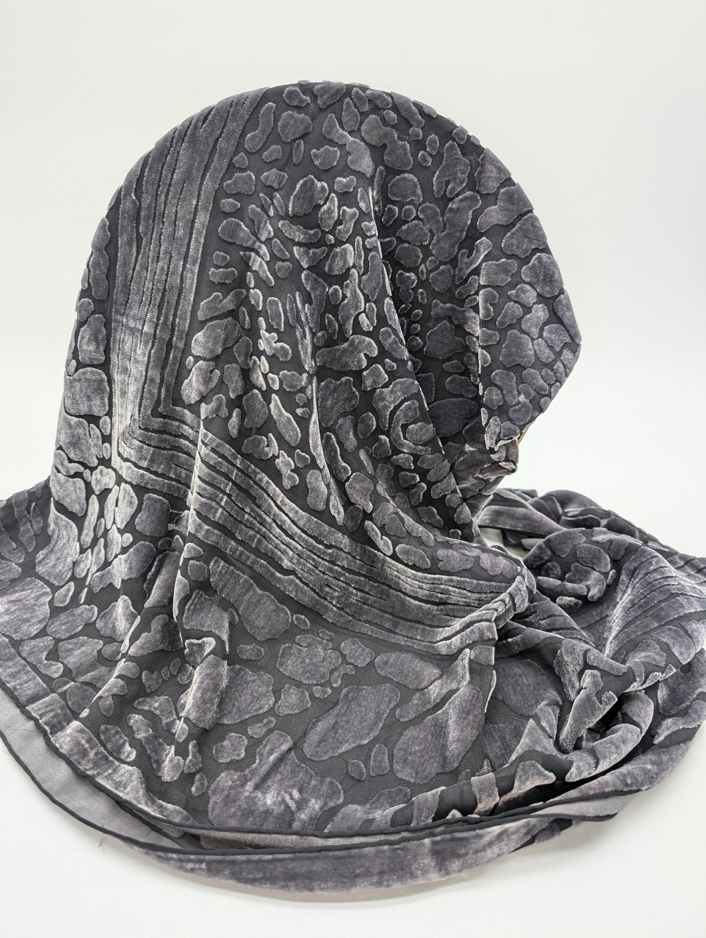 Tuch aus Samt und Seide mit zeitlosen Leoparden-Muster – 102x102cm, Luxus-Mix aus Viskose und Seide