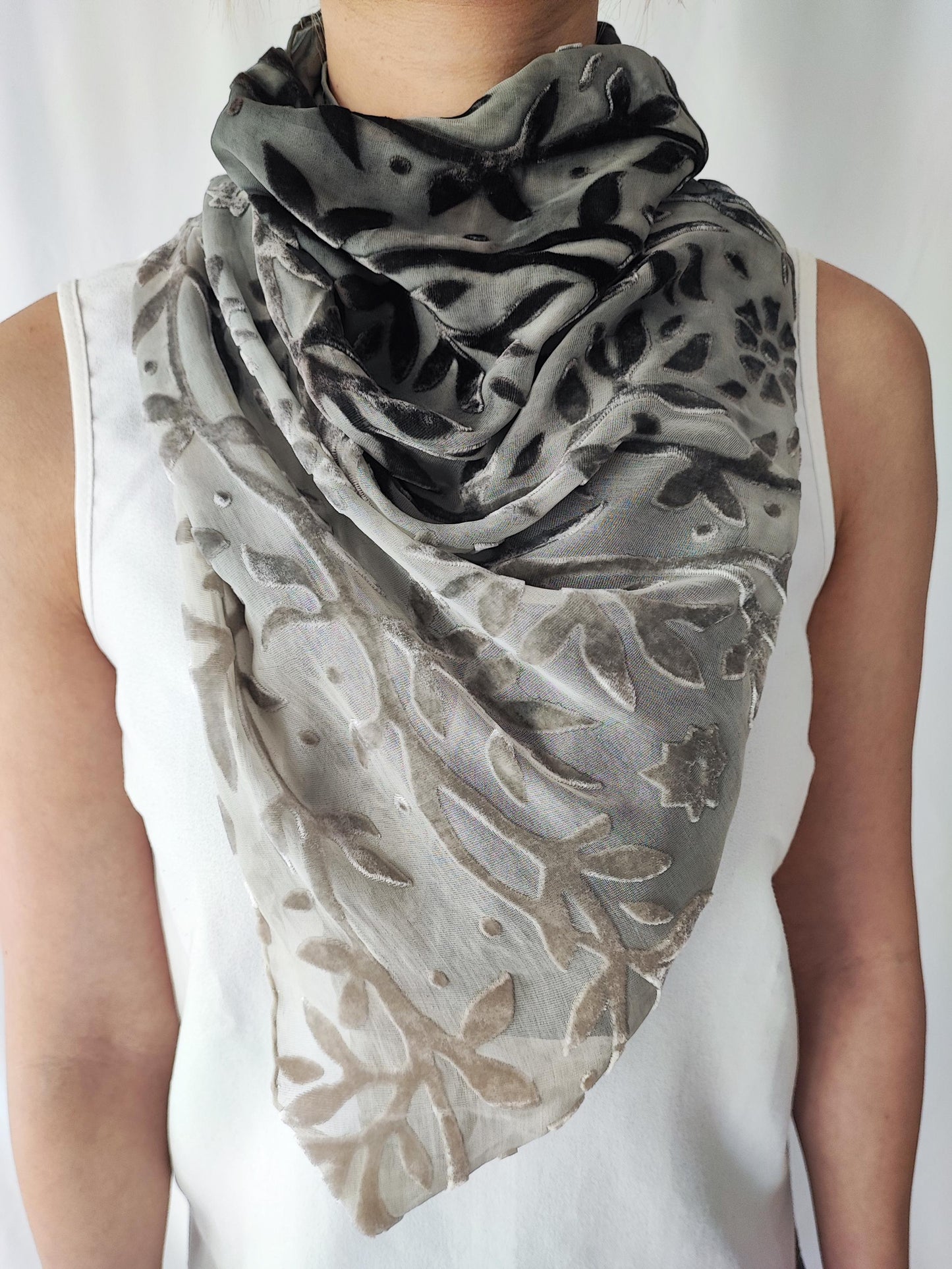 Schal aus Samt mit Rankenmuster mit geschmeidigen Farbverlauf in Schwarz/Beige, Seide/Viskose Ausbrenner, 177cm x 52cm