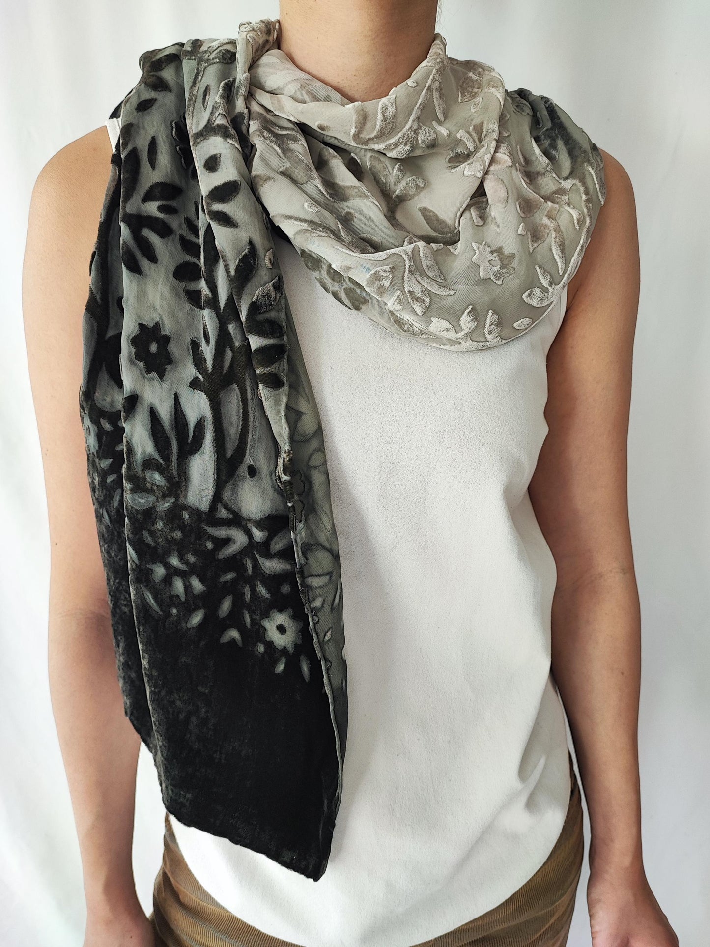 Schal aus Samt mit Rankenmuster mit geschmeidigen Farbverlauf in Schwarz/Beige, Seide/Viskose Ausbrenner, 177cm x 52cm