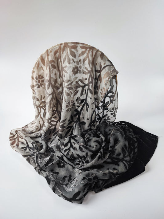 Schal aus Samt mit Rankenmuster mit geschmeidigen Farbverlauf in Schwarz/Beige, Seide/Viskose Ausbrenner, 177cm x 52cm