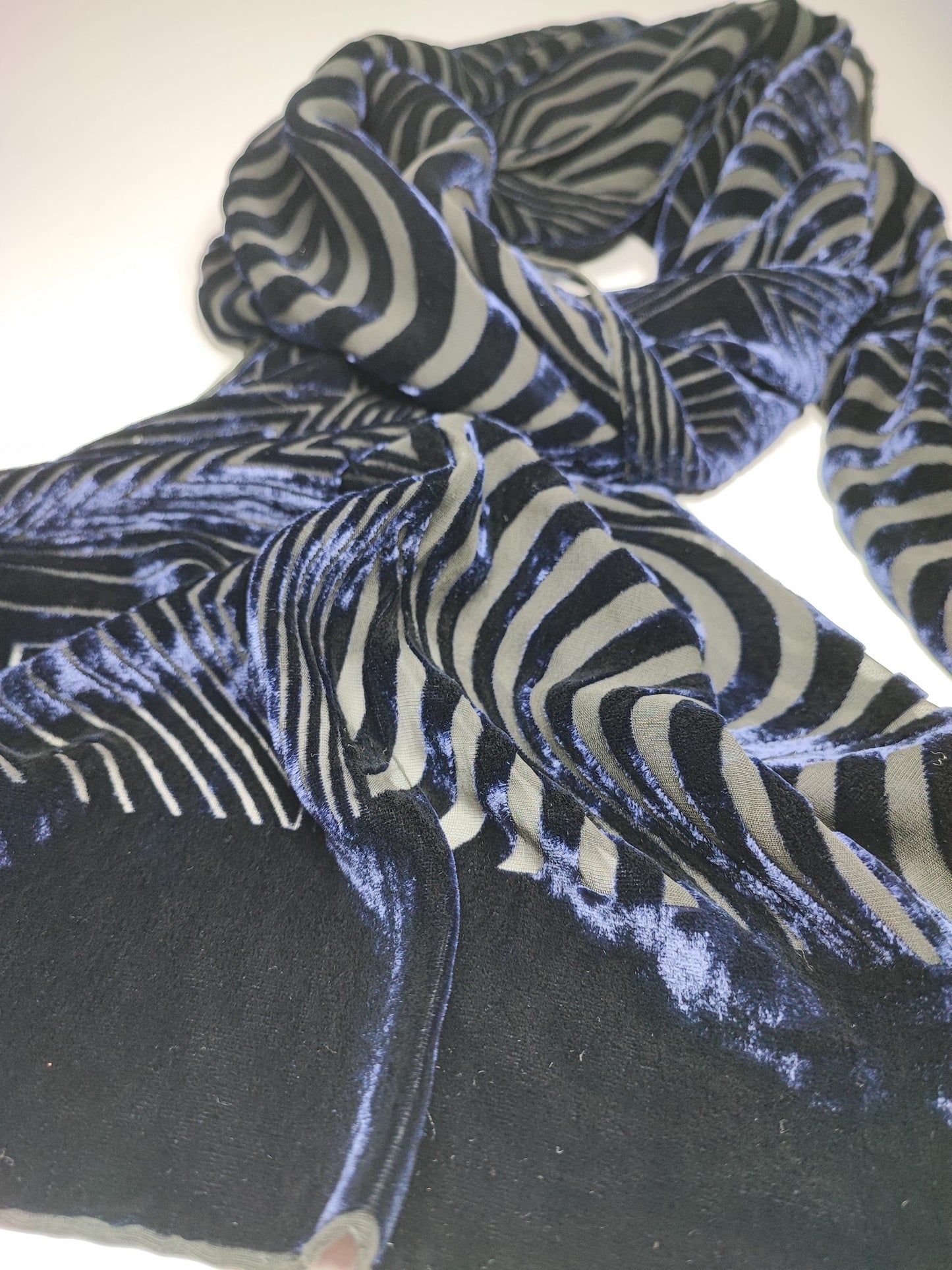 Eleganter Samtschal in Navy mit Geo-Ausbrenner-Muster, 157x53cm