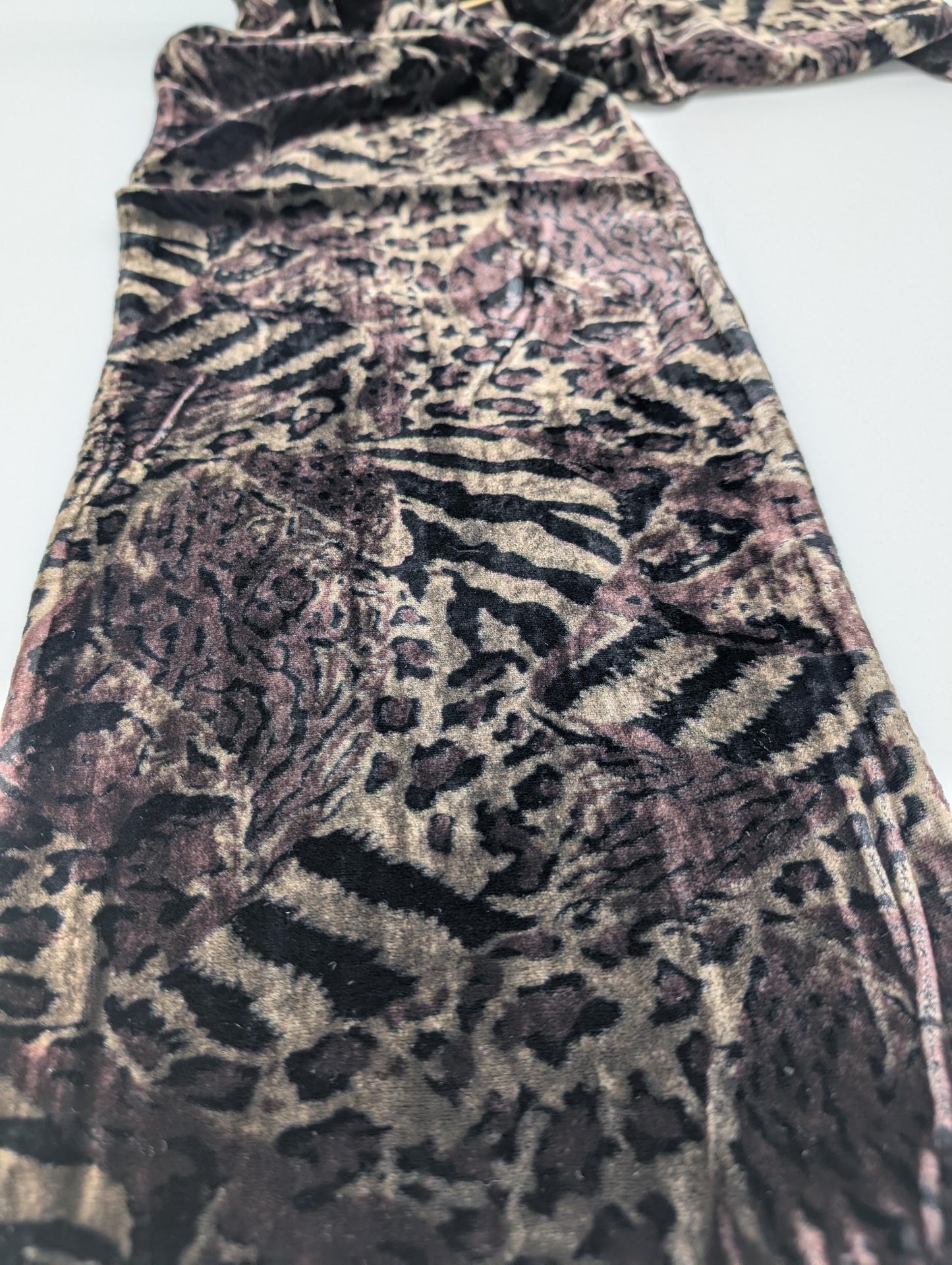 Eleganter doppelseitiger Samtschal mit Leopardenprint