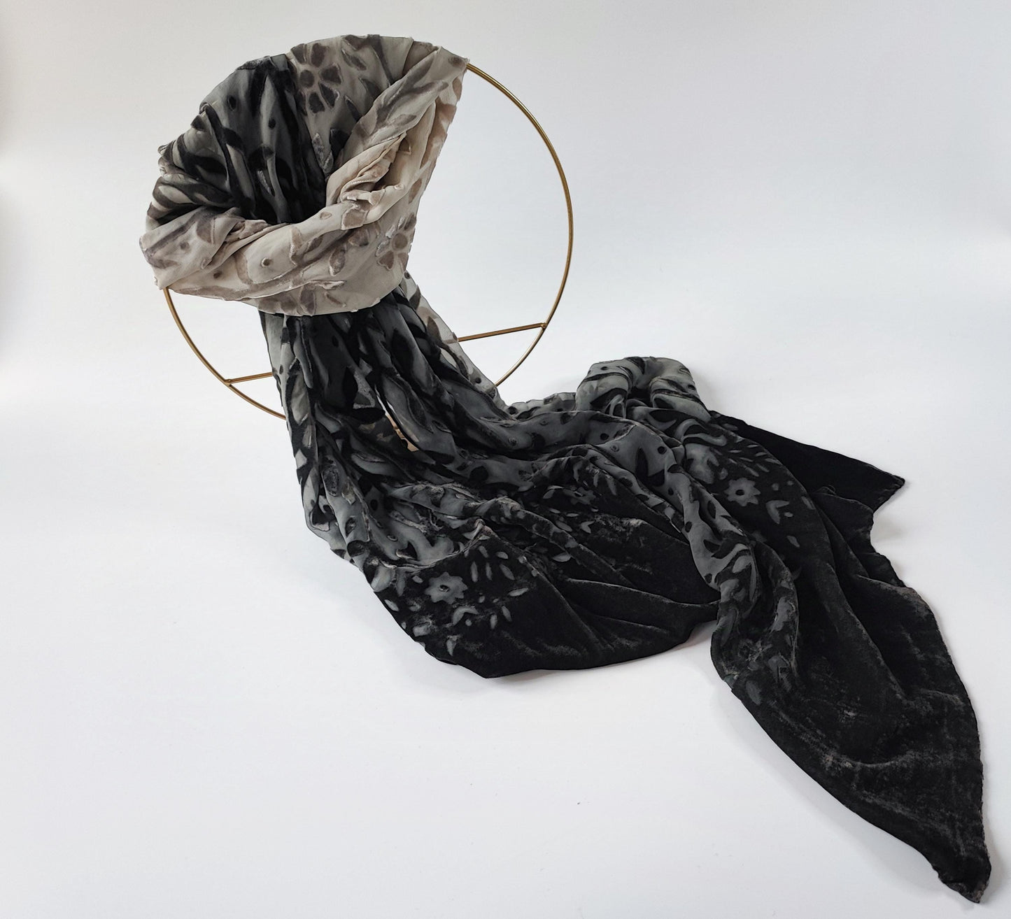 Schal aus Samt mit Rankenmuster mit geschmeidigen Farbverlauf in Schwarz/Beige, Seide/Viskose Ausbrenner, 177cm x 52cm
