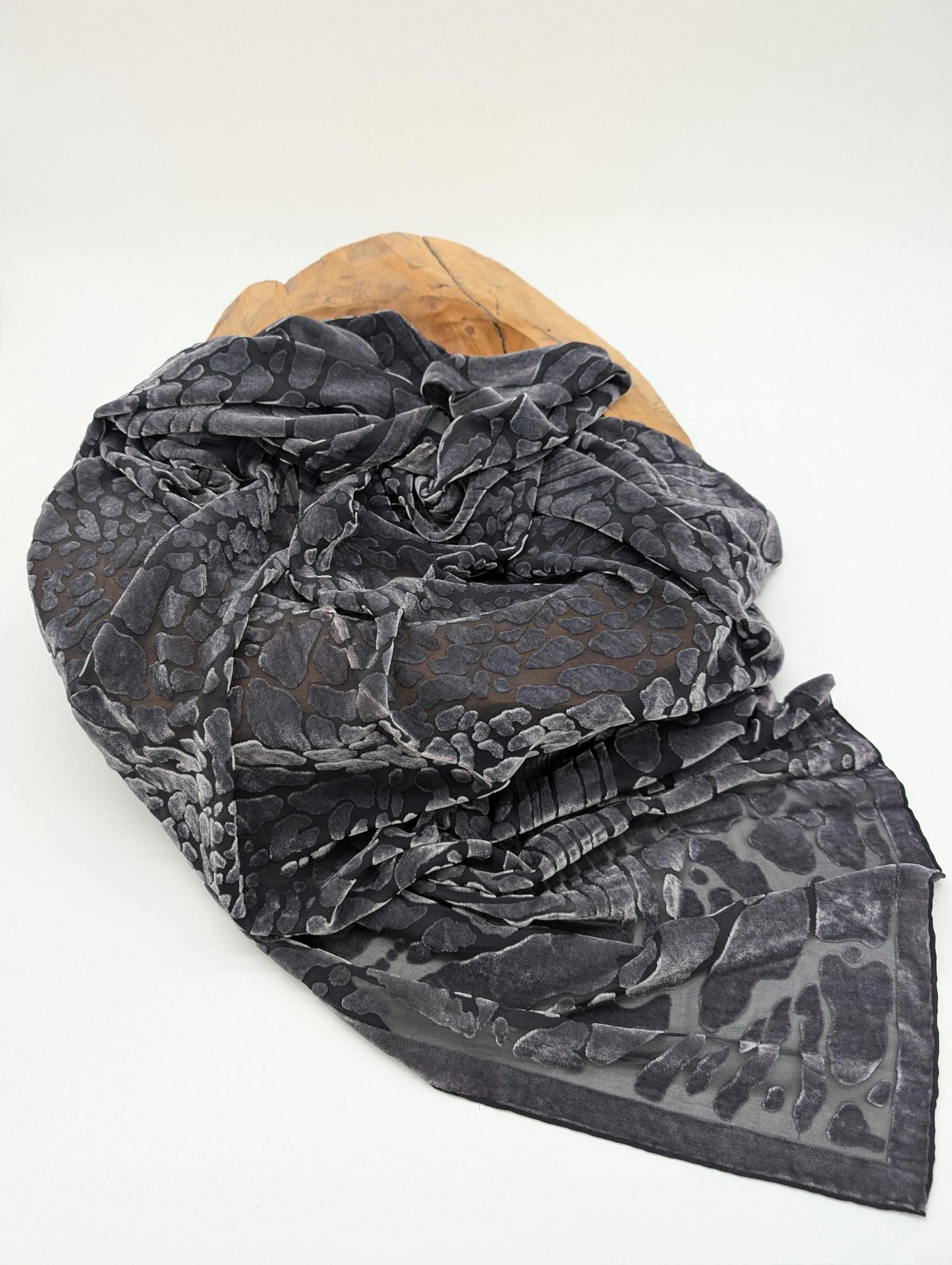 Tuch aus Samt und Seide mit zeitlosen Leoparden-Muster – 102x102cm, Luxus-Mix aus Viskose und Seide