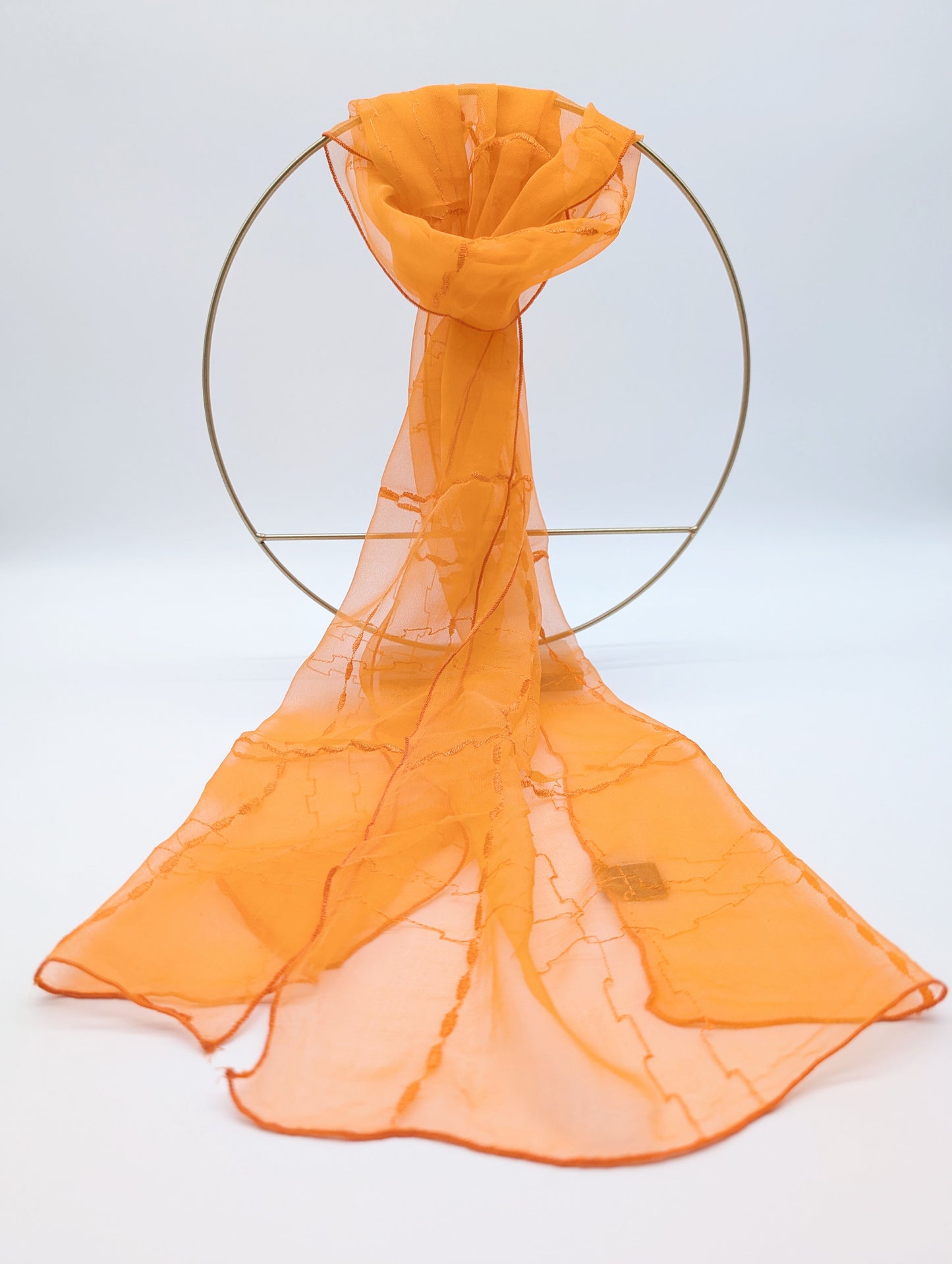 100% Seidenschal mit filigrane Karostickerei in Orange