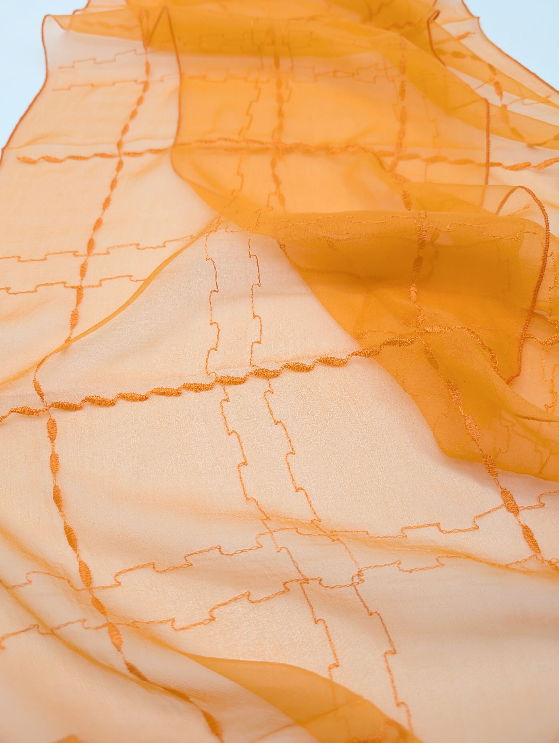 100% Seidenschal mit filigrane Karostickerei in Orange in Nahaufnahme