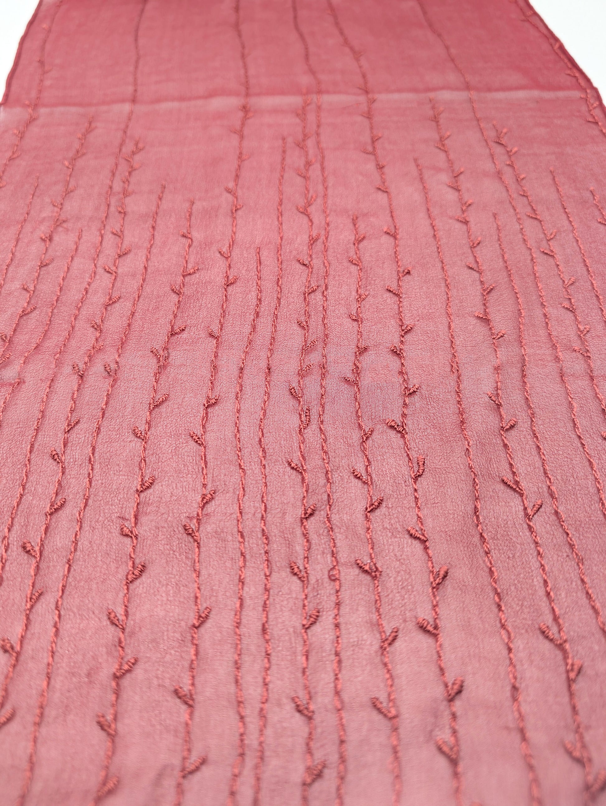100% Seidenschal mit filigrane Rankenstickerei in Bordeaux Detailaufnahme