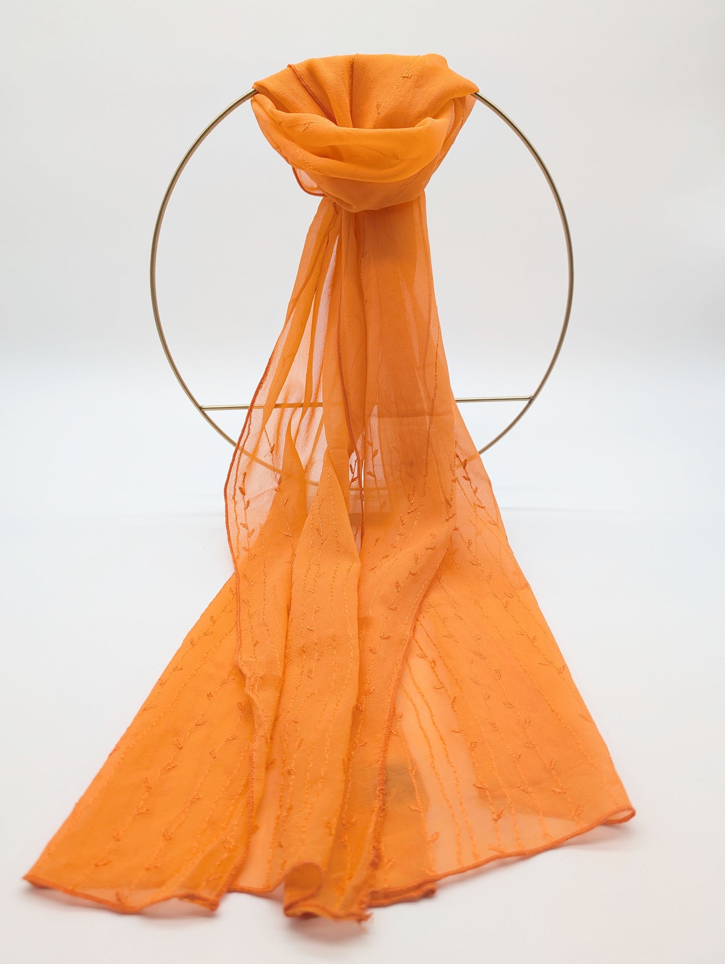 100% Seidenschal mit filigrane Rankenstickerei in Orange