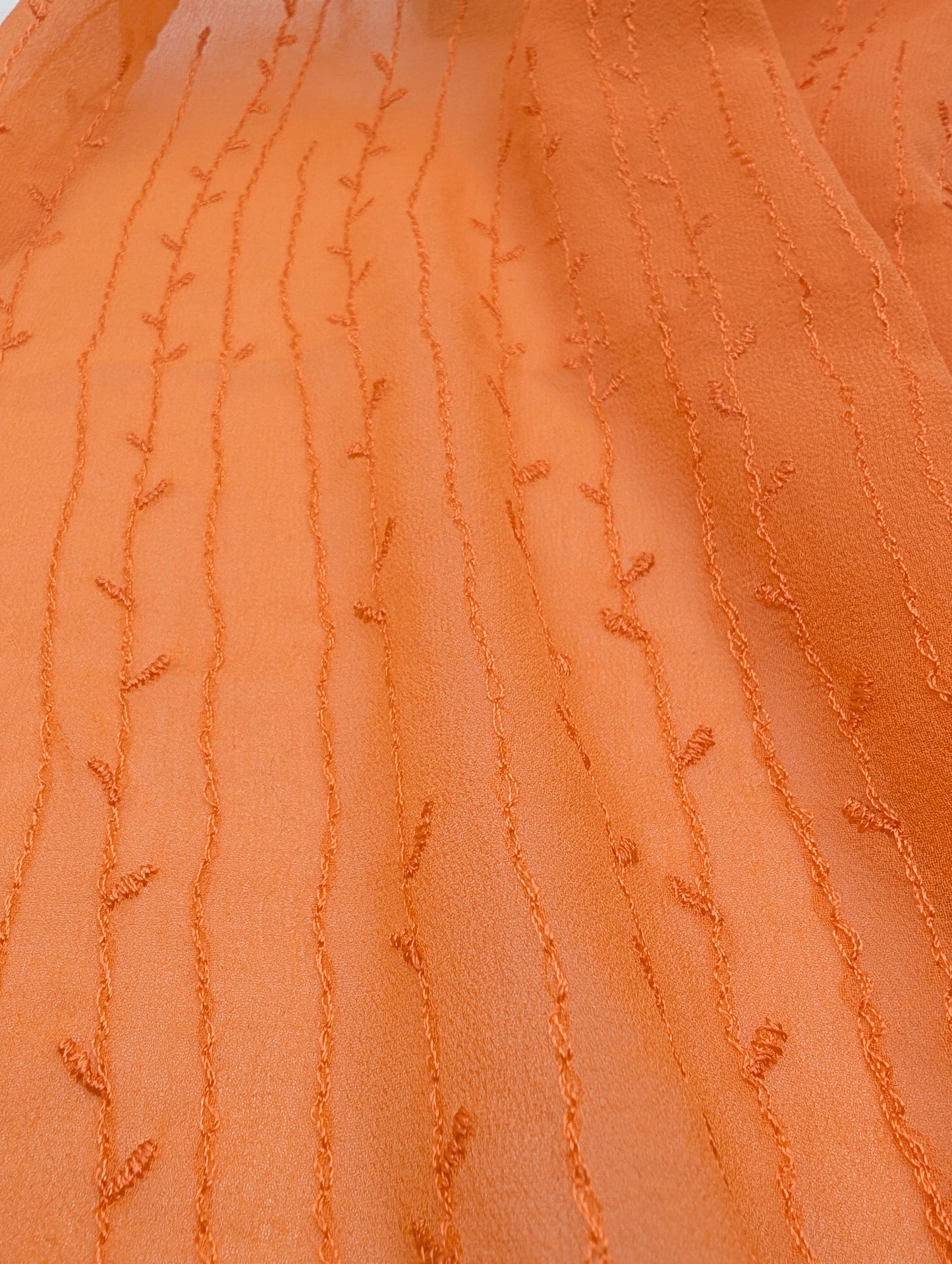 100% Seidenschal mit filigrane Rankenstickerei in Orange in Nahaufnahme