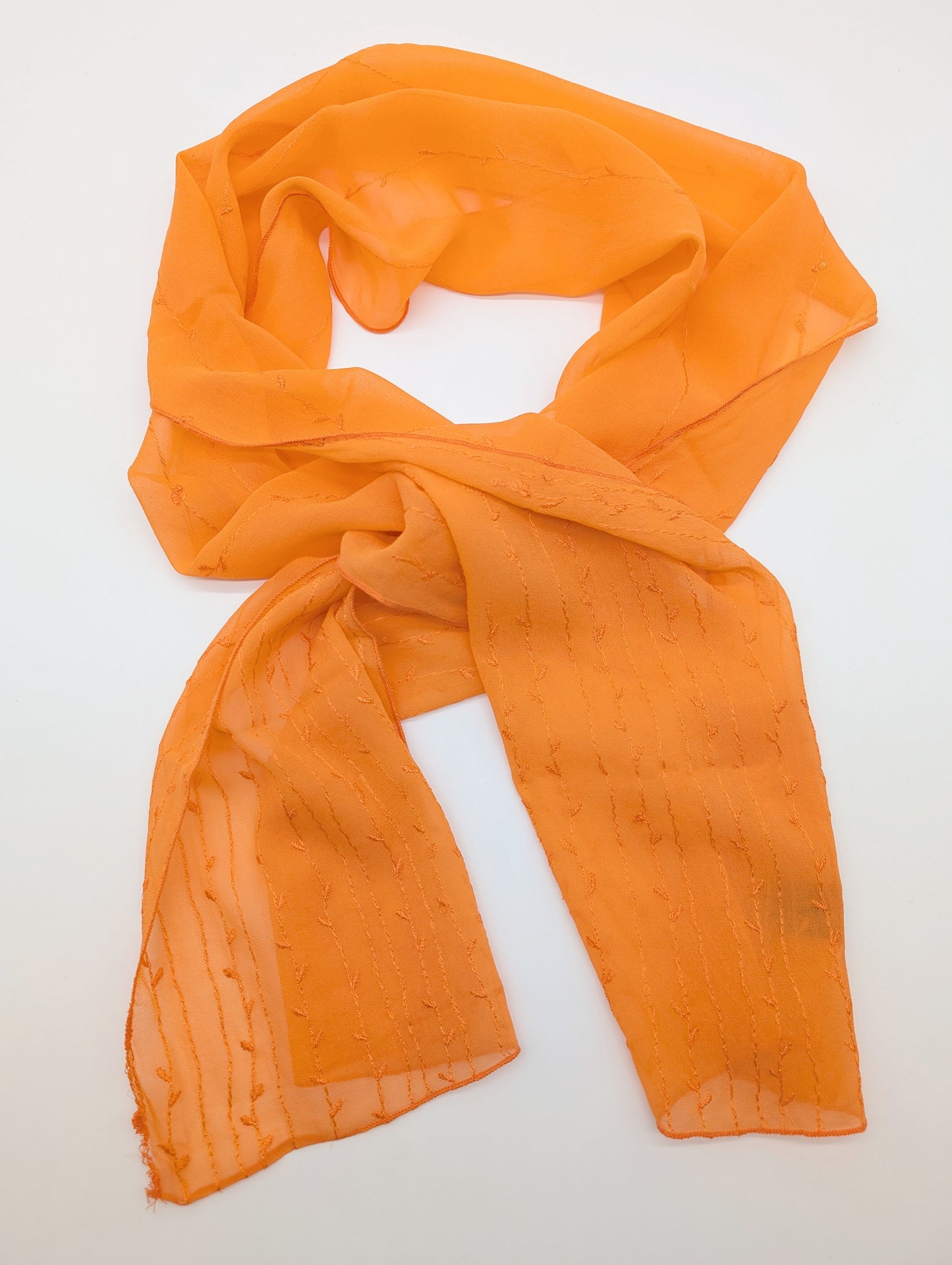 100% Seidenschal mit filigrane Rankenstickerei in Orange in drapiert