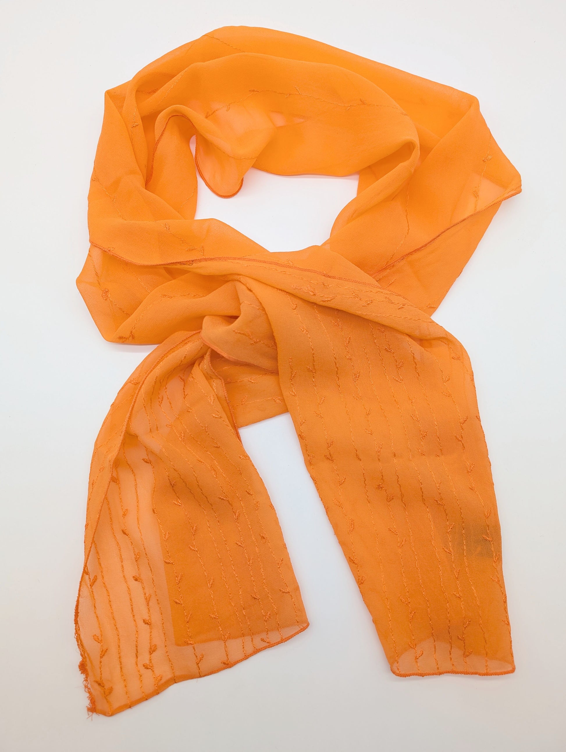 100% Seidenschal mit filigrane Rankenstickerei in Orange in drapiert