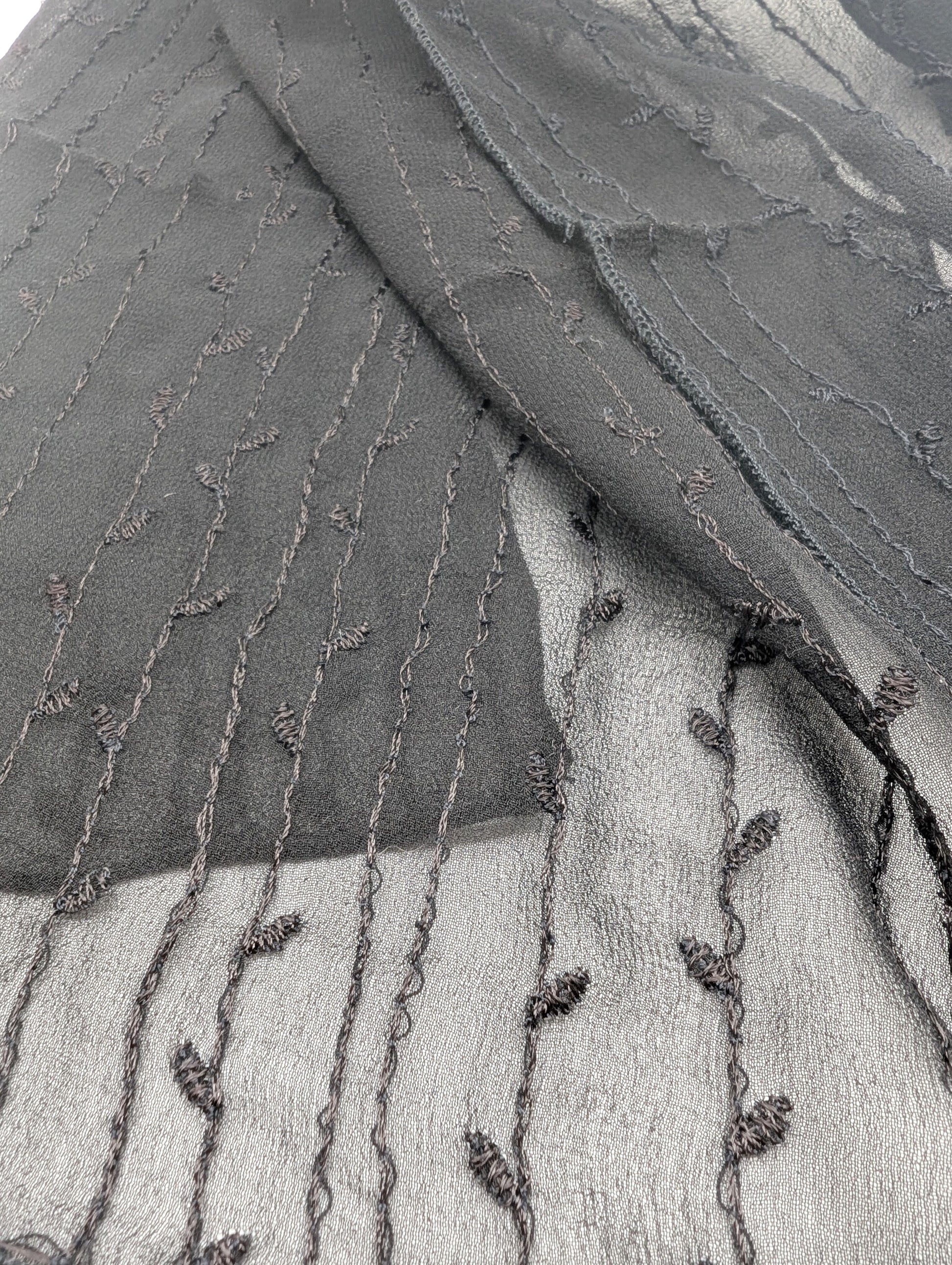 100% Seidenschal mit filigrane Rankenstickerei in Schwarz Detailaufnahme
