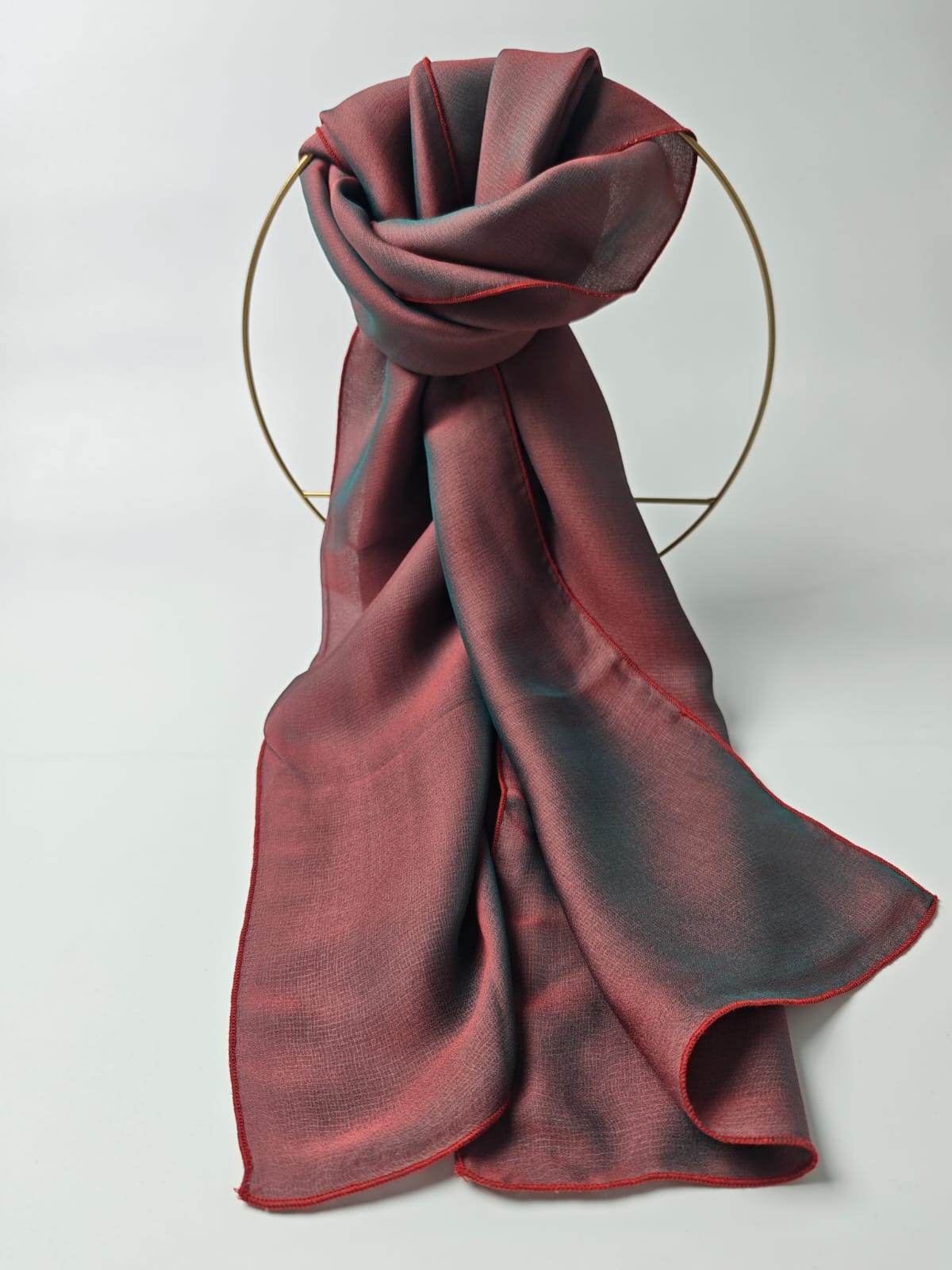 Schimmernder Schal aus Seide und Viskose – ein Hauch von Farbe und Leichtigkeit