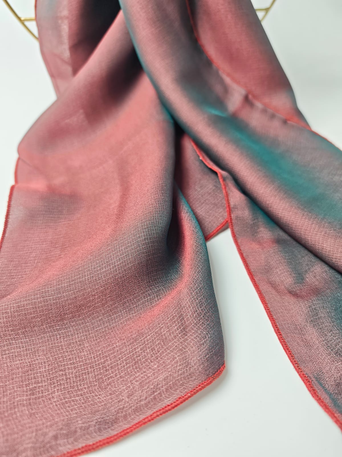 Schimmernder Schal aus Seide und Viskose – ein Hauch von Farbe und Leichtigkeit