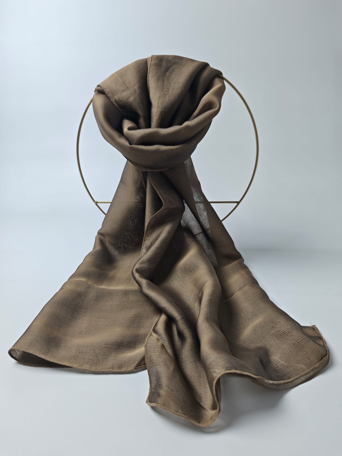 Schimmernder Schal aus Seide und Viskose – ein Hauch von Farbe und Leichtigkeit