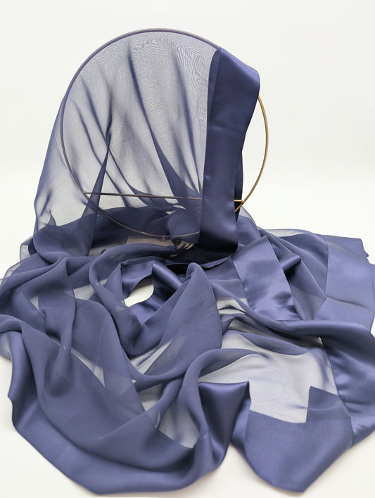 Eleganter Chiffonstola mit edlen Satinrand