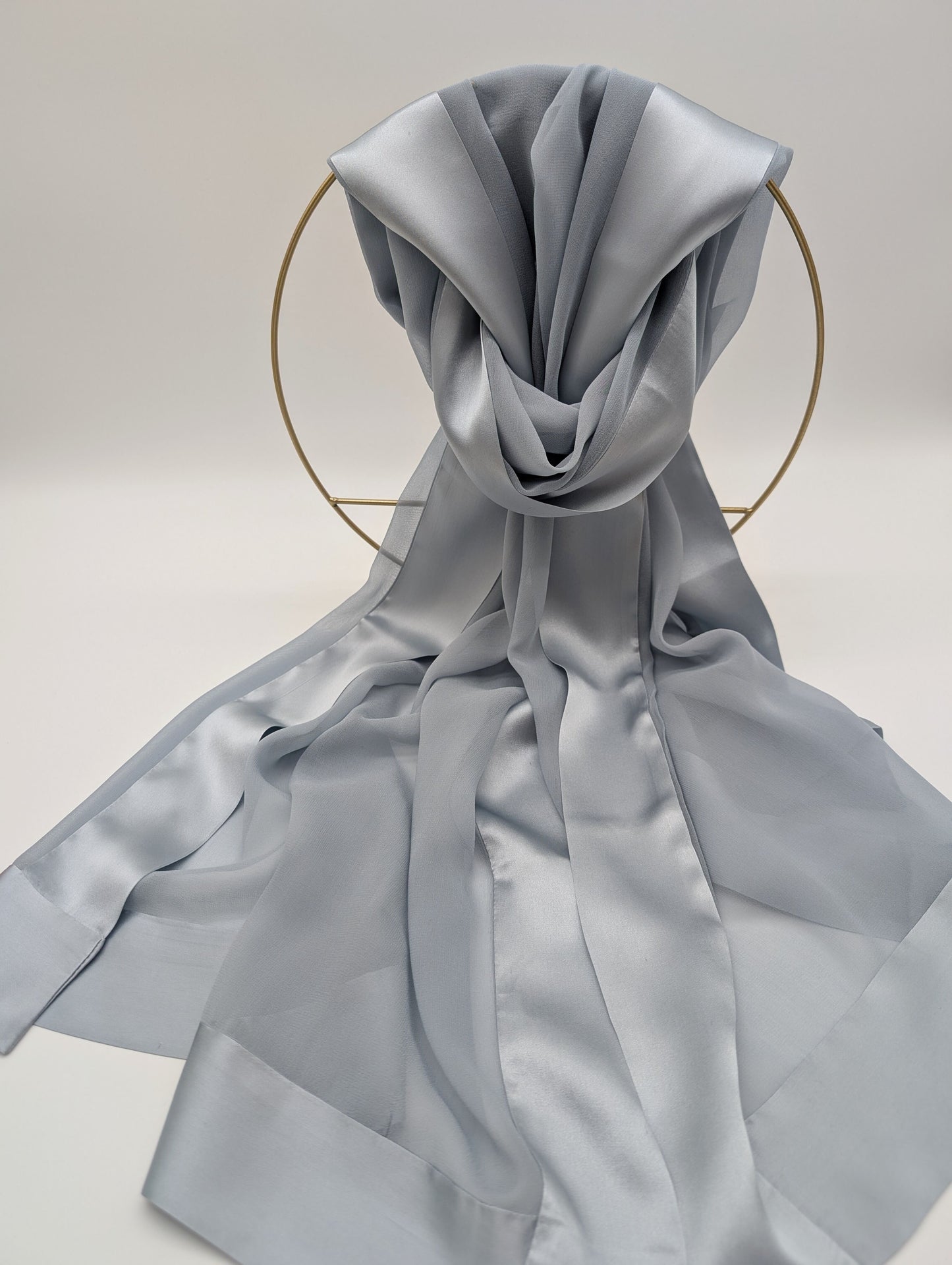Eleganter Chiffonstola mit edlen Satinrand