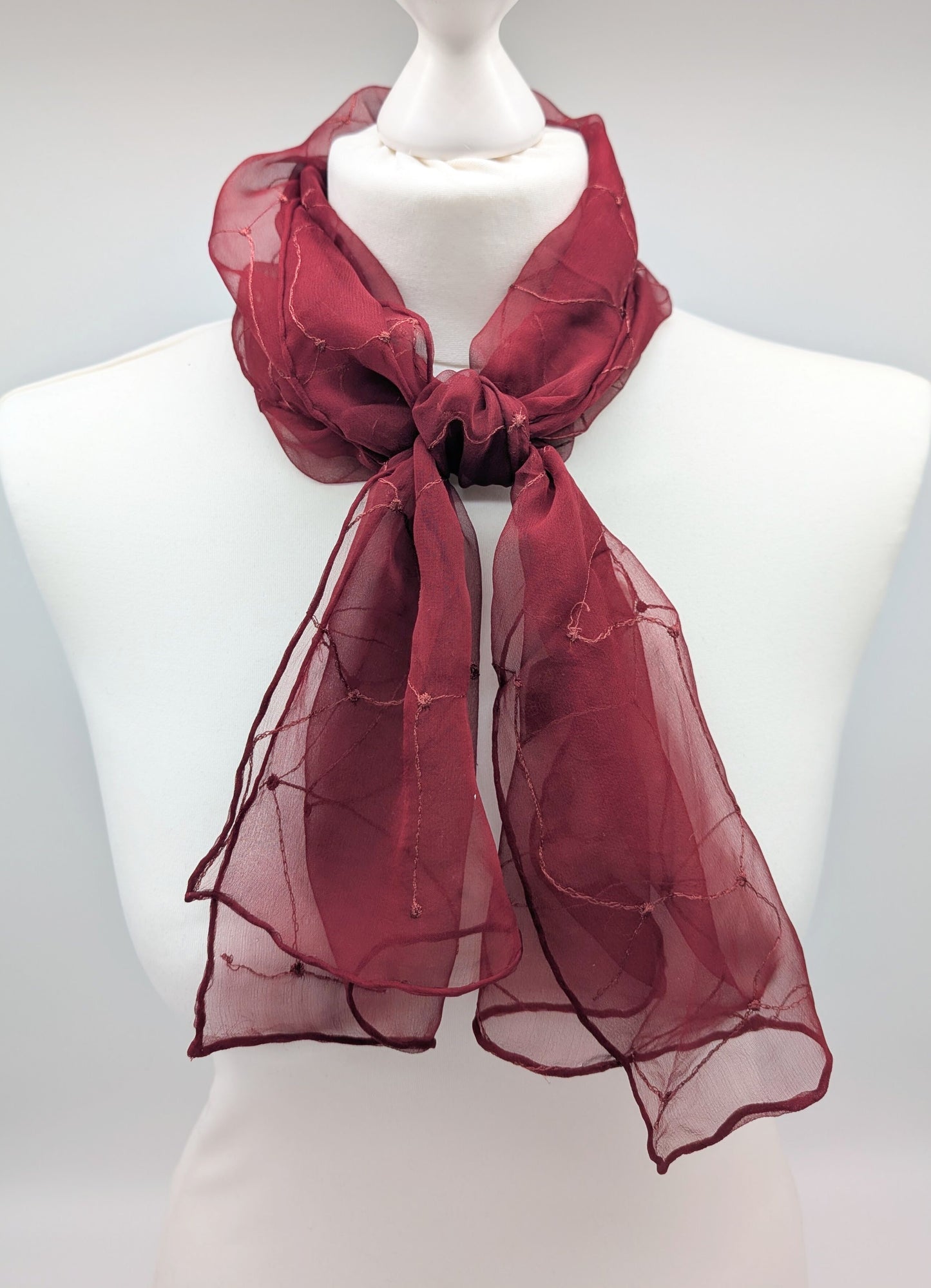 Chiffonschal mit abstrakte Stickerei in Netzmuster