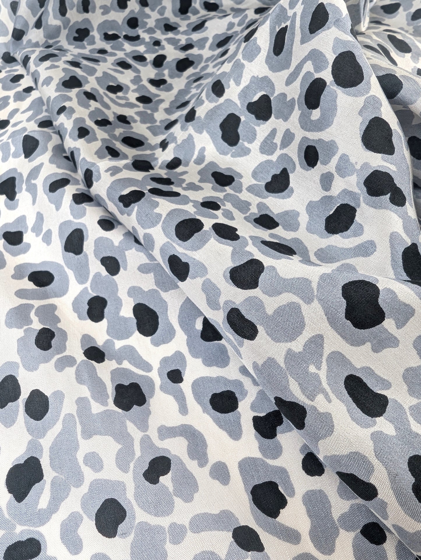 Zeitlose Raffinesse – Seidenschal mit stilvollem Leopardenmuster