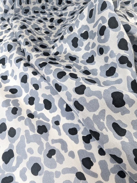 Zeitlose Raffinesse – Seidenschal mit stilvollem Leopardenmuster