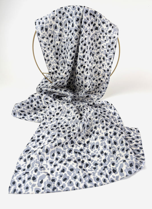 Zeitlose Raffinesse – Seidenschal mit stilvollem Leopardenmuster