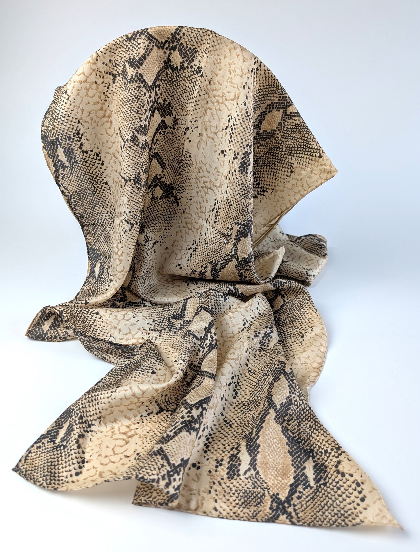 Zeitlose Raffinesse – Seidenschal mit stilvollem Schlangenmuster
