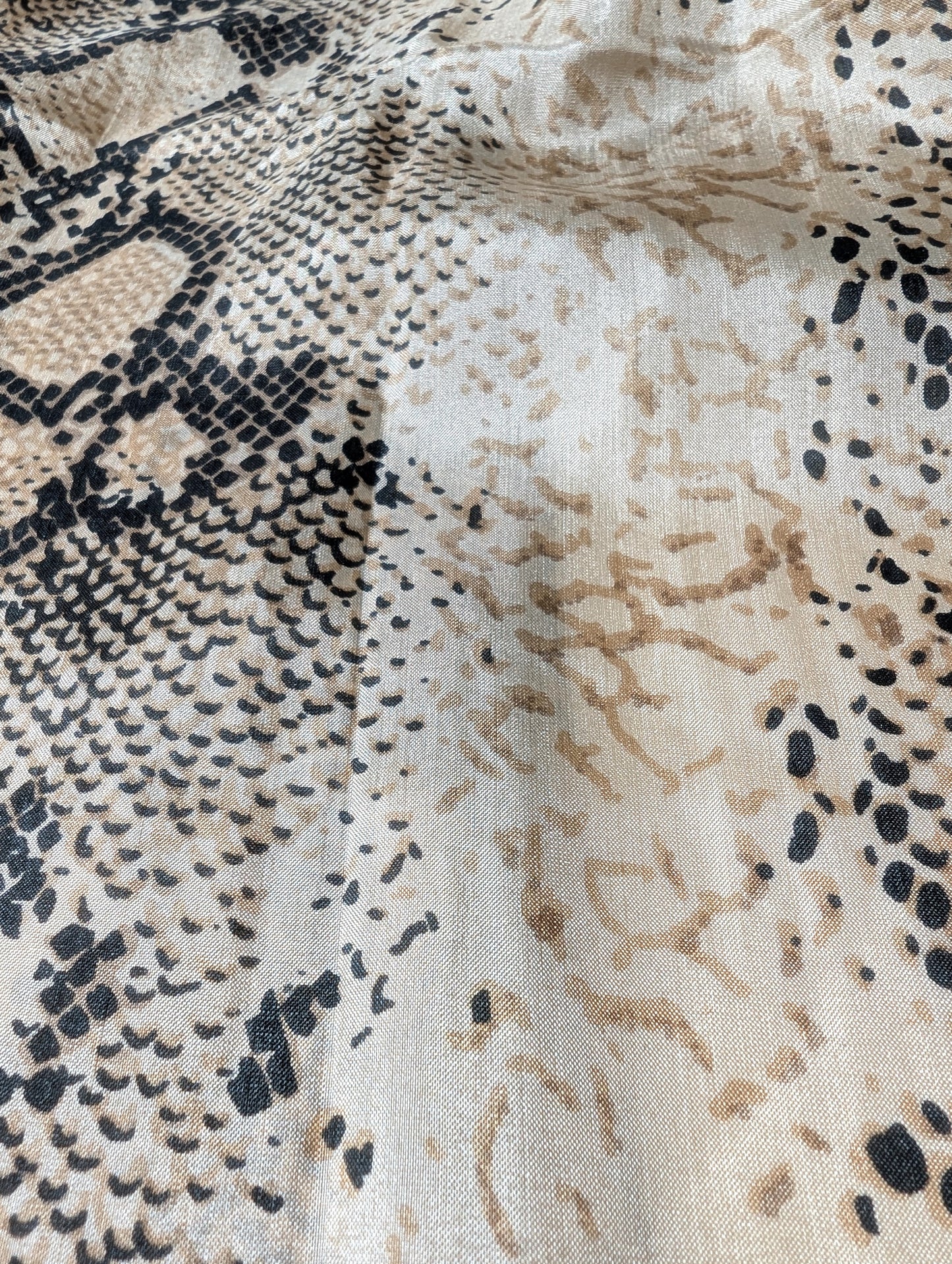 Zeitlose Raffinesse – Seidenschal mit stilvollem Schlangenmuster