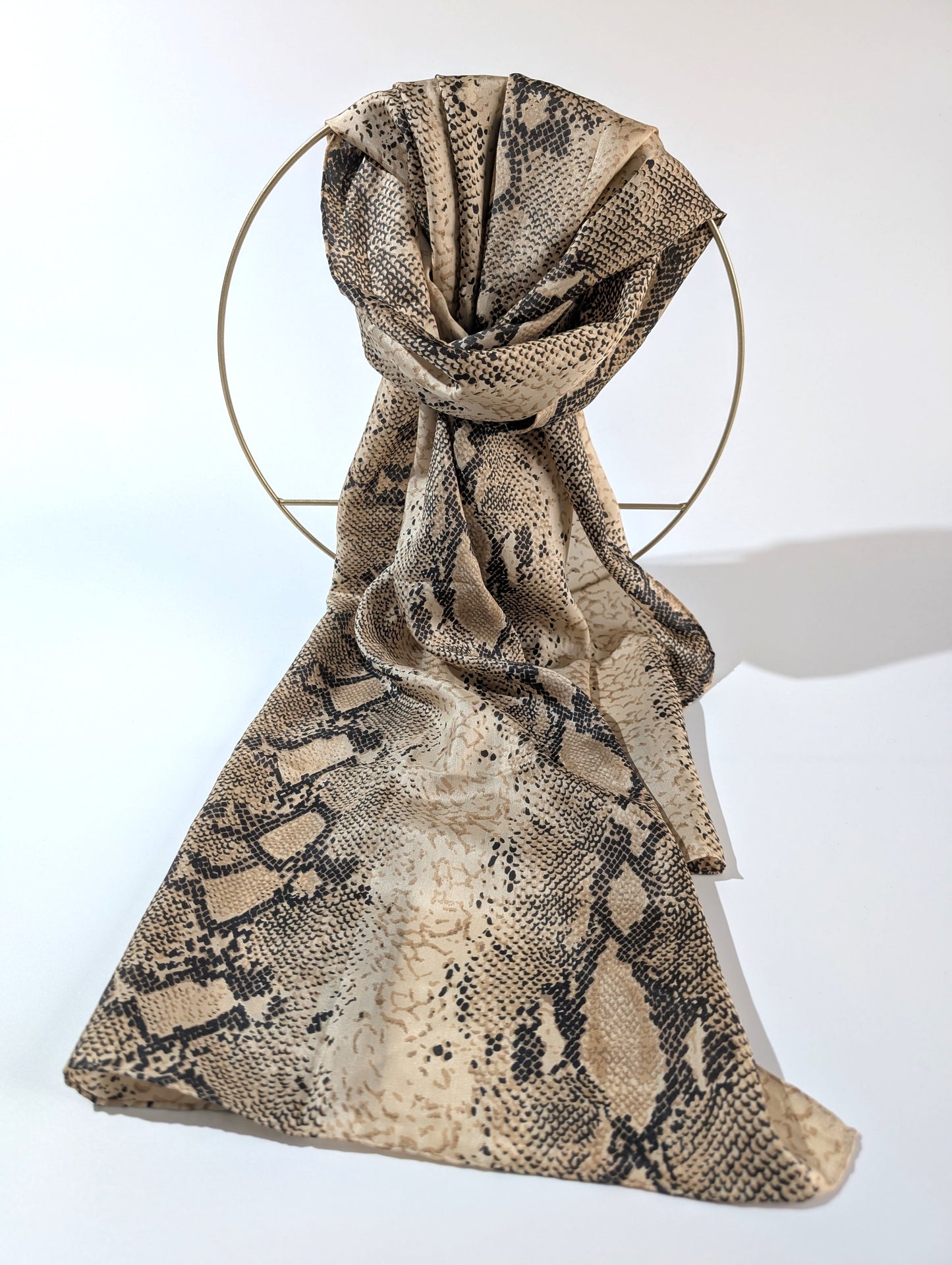 Zeitlose Raffinesse – Seidenschal mit stilvollem Schlangenmuster