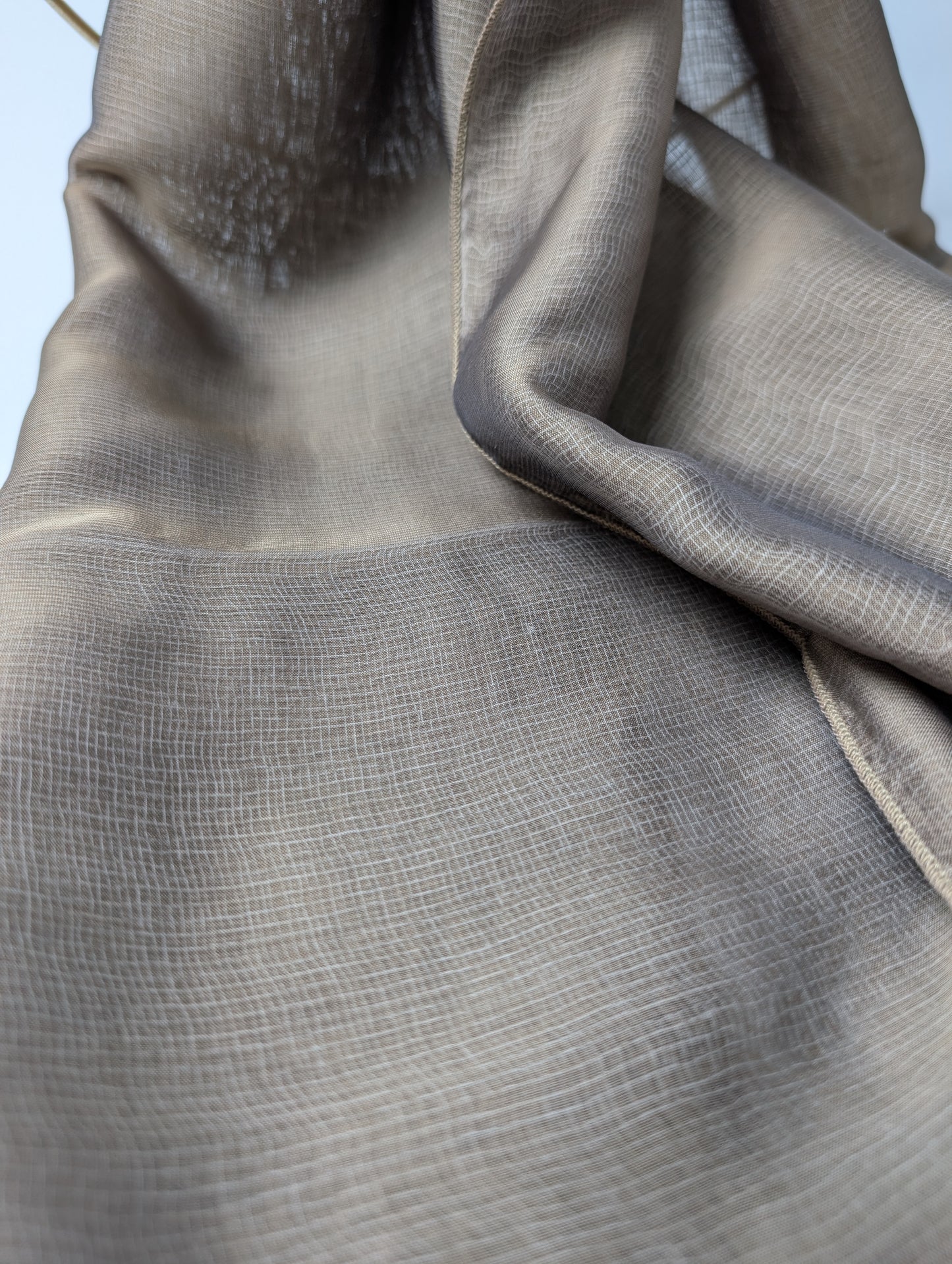 Schimmernder Schal aus Seide und Viskose – ein Hauch von Farbe und Leichtigkeit