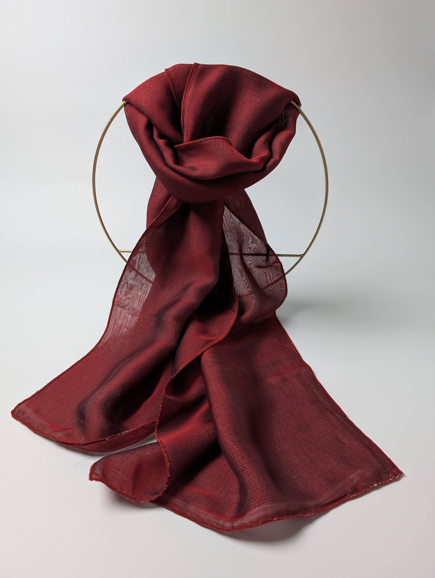 Schimmernder Schal aus Seide und Viskose – ein Hauch von Farbe und Leichtigkeit