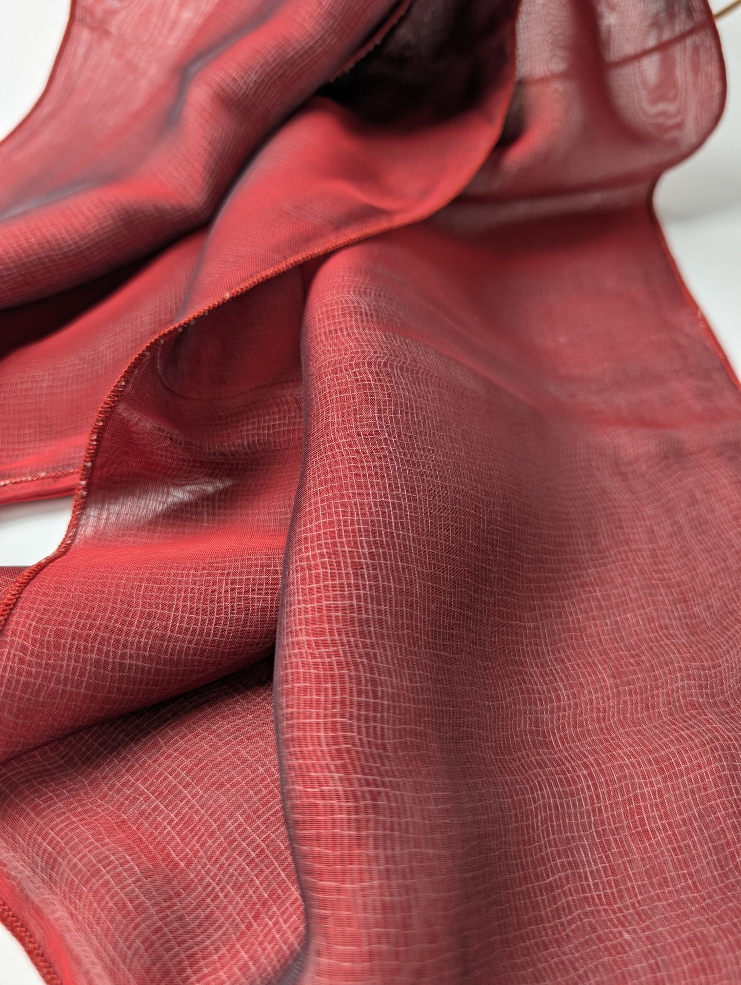 Schimmernder Schal aus Seide und Viskose – ein Hauch von Farbe und Leichtigkeit