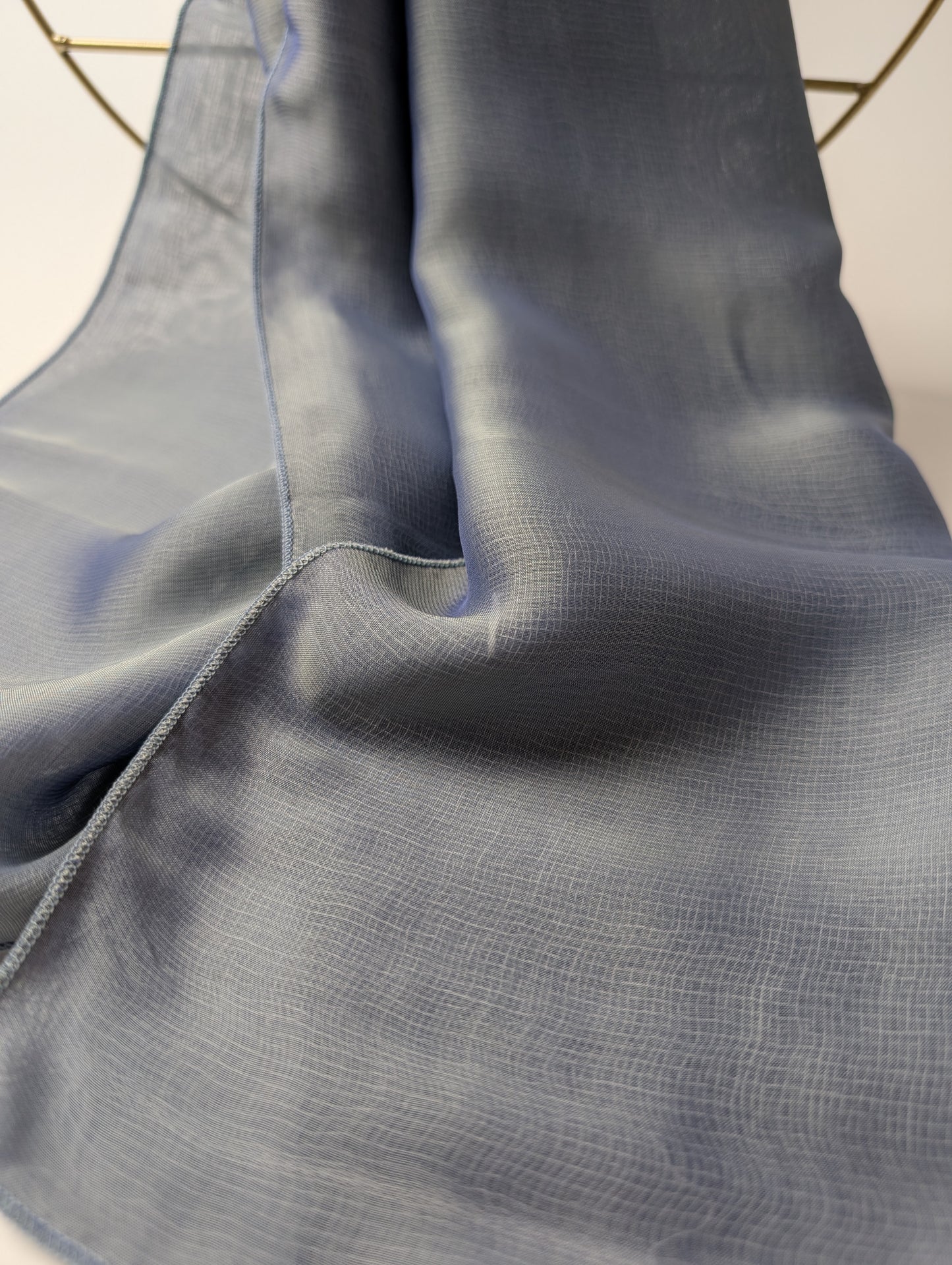 Schimmernder Schal aus Seide und Viskose – ein Hauch von Farbe und Leichtigkeit