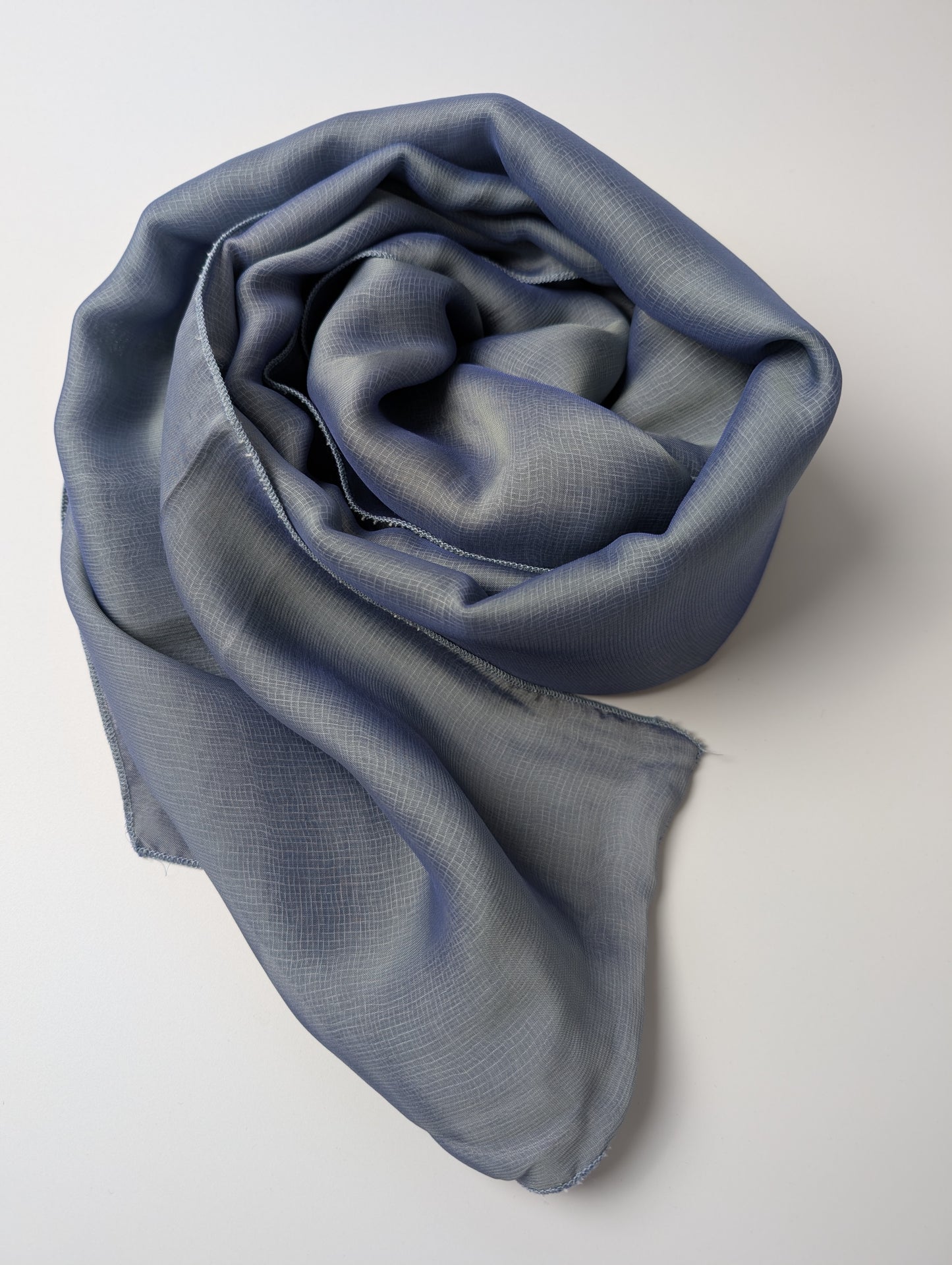 Schimmernder Schal aus Seide und Viskose – ein Hauch von Farbe und Leichtigkeit