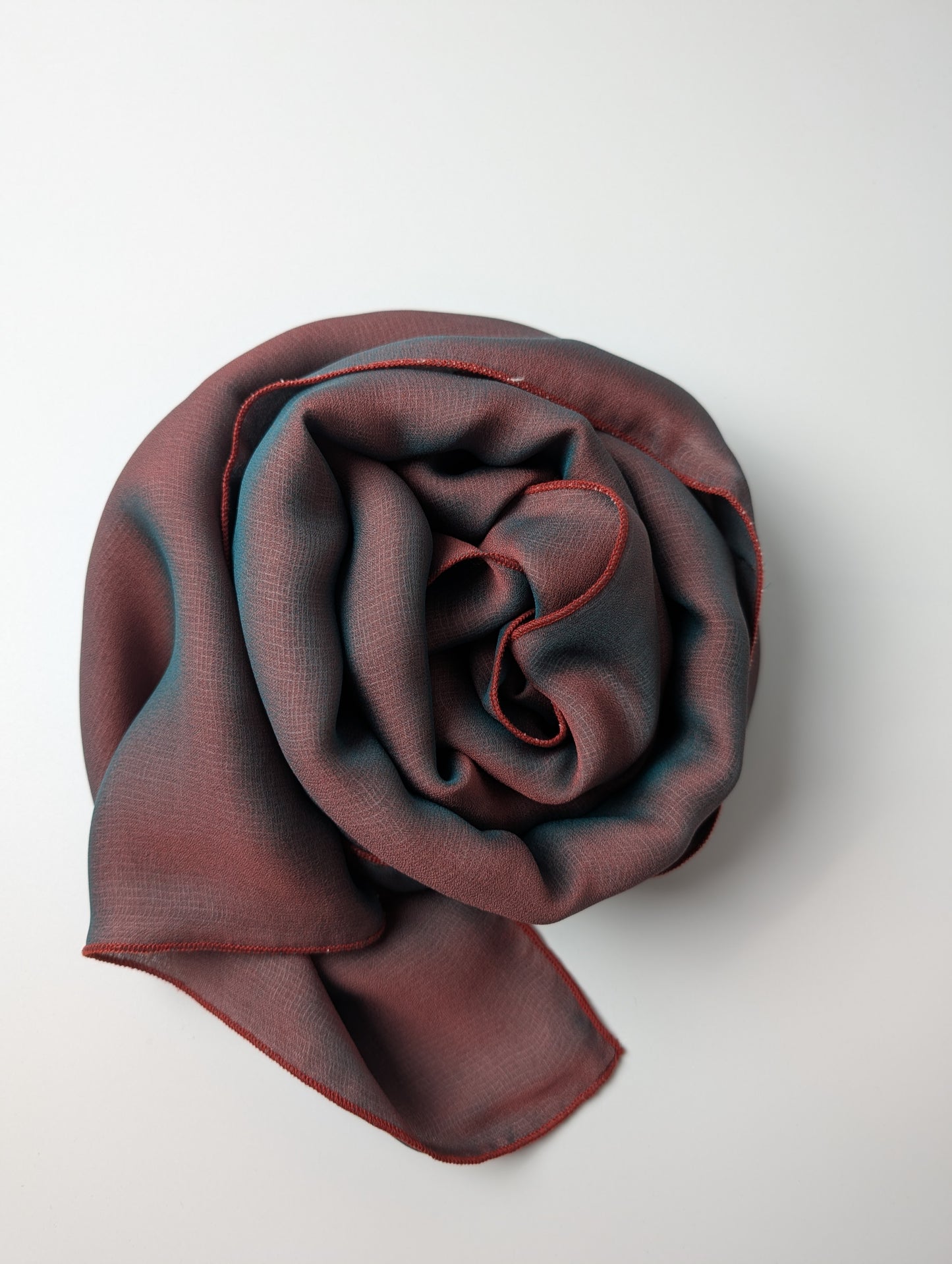 Schimmernder Schal aus Seide und Viskose – ein Hauch von Farbe und Leichtigkeit