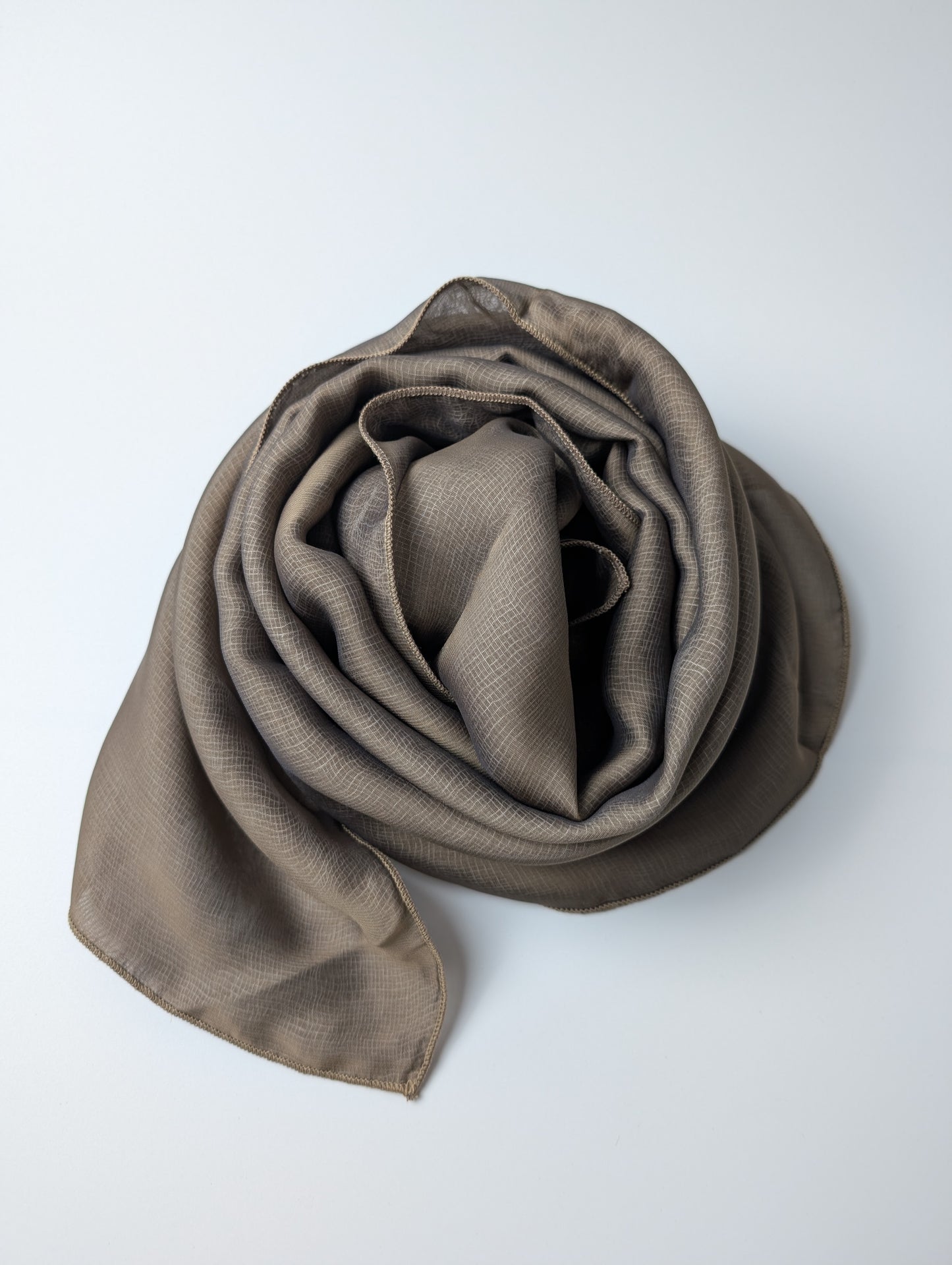 Schimmernder Schal aus Seide und Viskose – ein Hauch von Farbe und Leichtigkeit