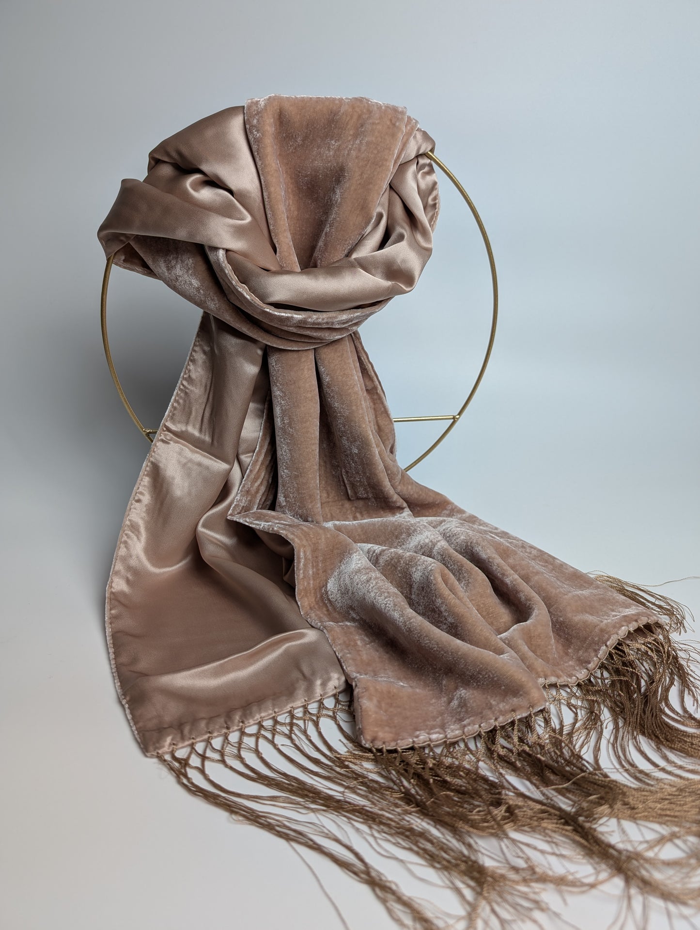 Samtschal mit Satinrückseite aus 100% Seide und Fransen in Beige, 150x45 cm