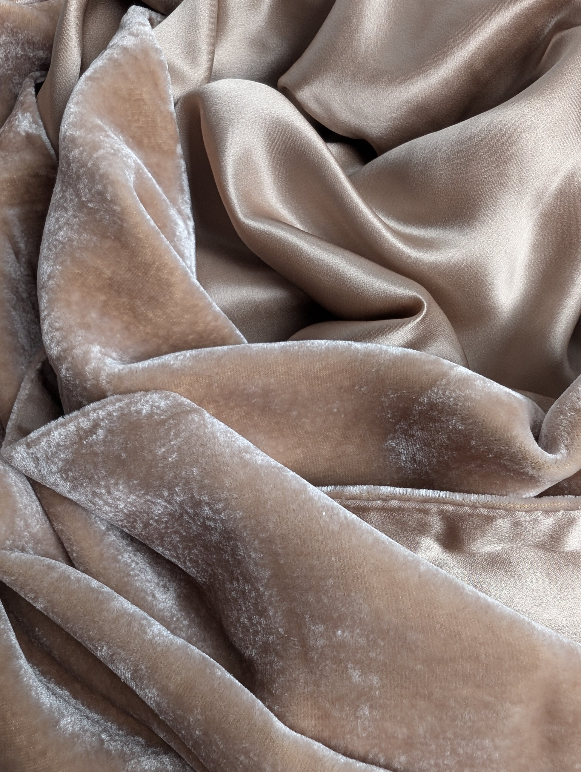 Samtschal mit Satinrückseite aus 100% Seide und Fransen in Beige, Detailansicht, 150x45 cm