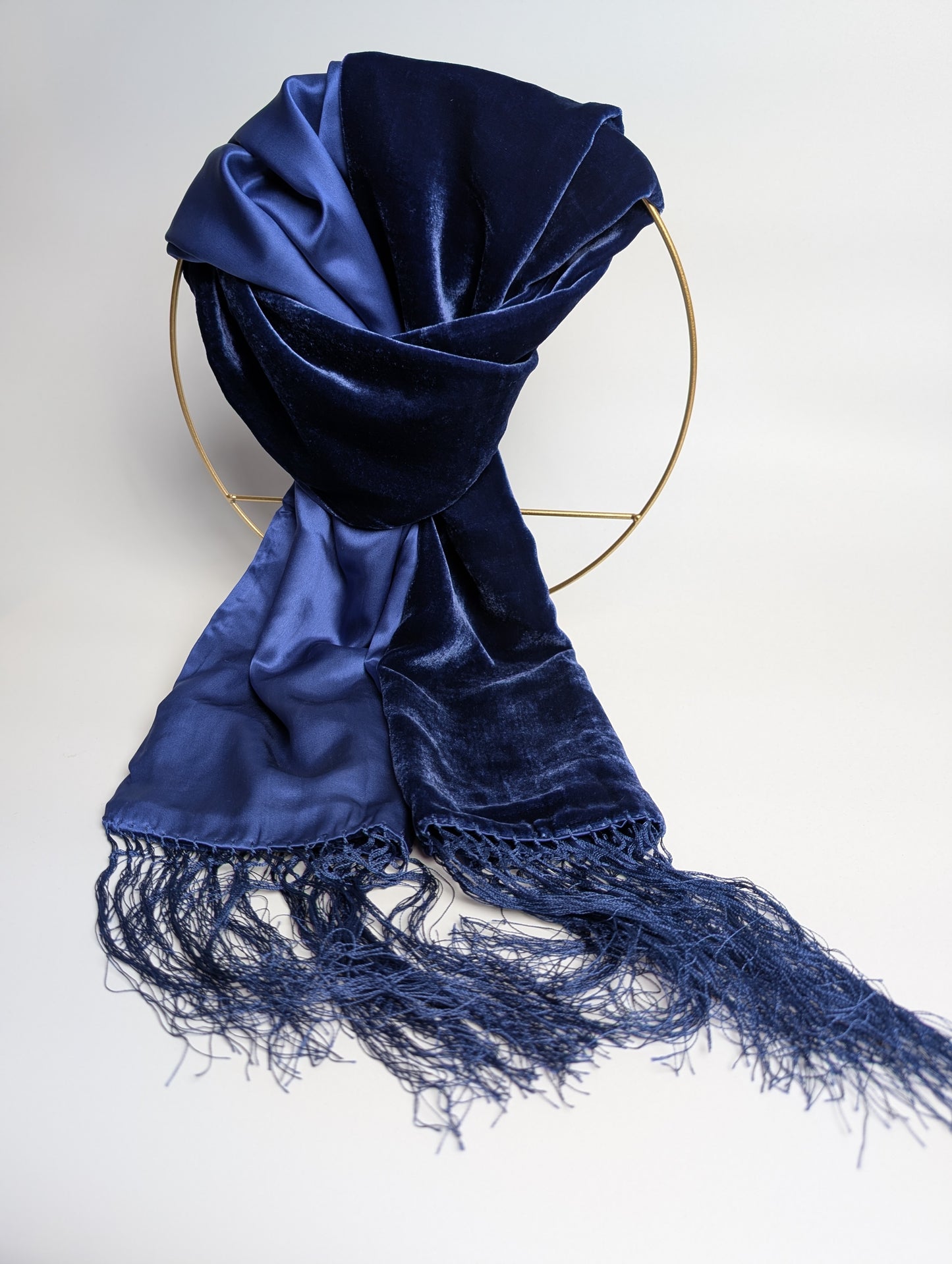 Samtschal mit Satinrückseite aus 100% Seide und Fransen in Royalblau, 150x45 cm